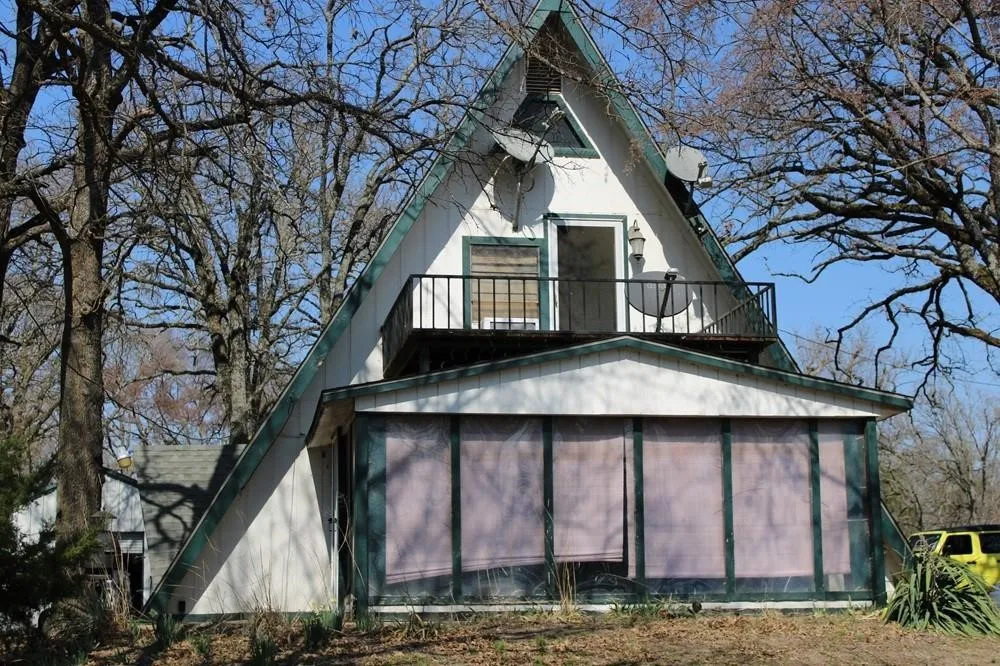 Single Family Residence For Sale in Hunt County , 8087 Lakeview Drive, Quinlan, Texas 75474, 1 Bedroom, 2 Bathroom, 4 Garage spaces, 1,580 Sqft, built in 1983, mls#21302092, Real Estate Agent in Quinlan, Homes For Sale in Hunt county, Homes For Sale in Quinlan, Realtor in Quinlan Texas, Real Estate Brokerage Independent Realty Texas, Luminita Cordes Realtor