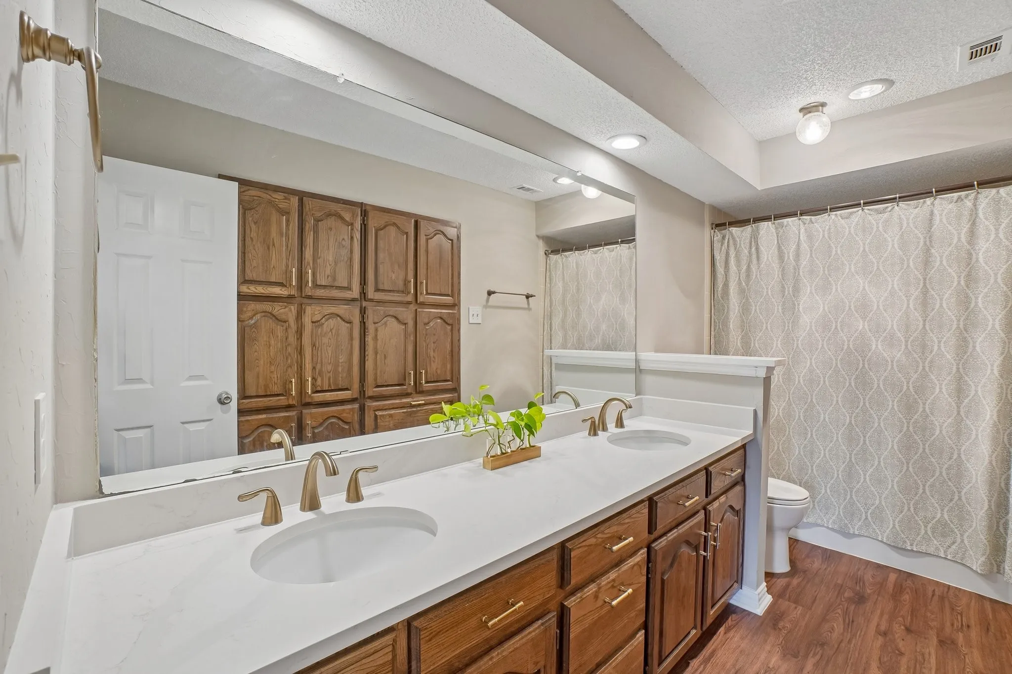 Single Family Residence For Sale in Denton County , 2330 Heatherwoods Way, Carrollton, Texas 75007, 3 Bedroom, 3 Bathroom, 2 Garage spaces, 2,051 Sqft, built in 1984, mls#21296120, Real Estate Agent in Carrollton, Homes For Sale in Denton county, Homes For Sale in Carrollton, Realtor in Carrollton Texas, Real Estate Brokerage Independent Realty Texas, Luminita Cordes Realtor