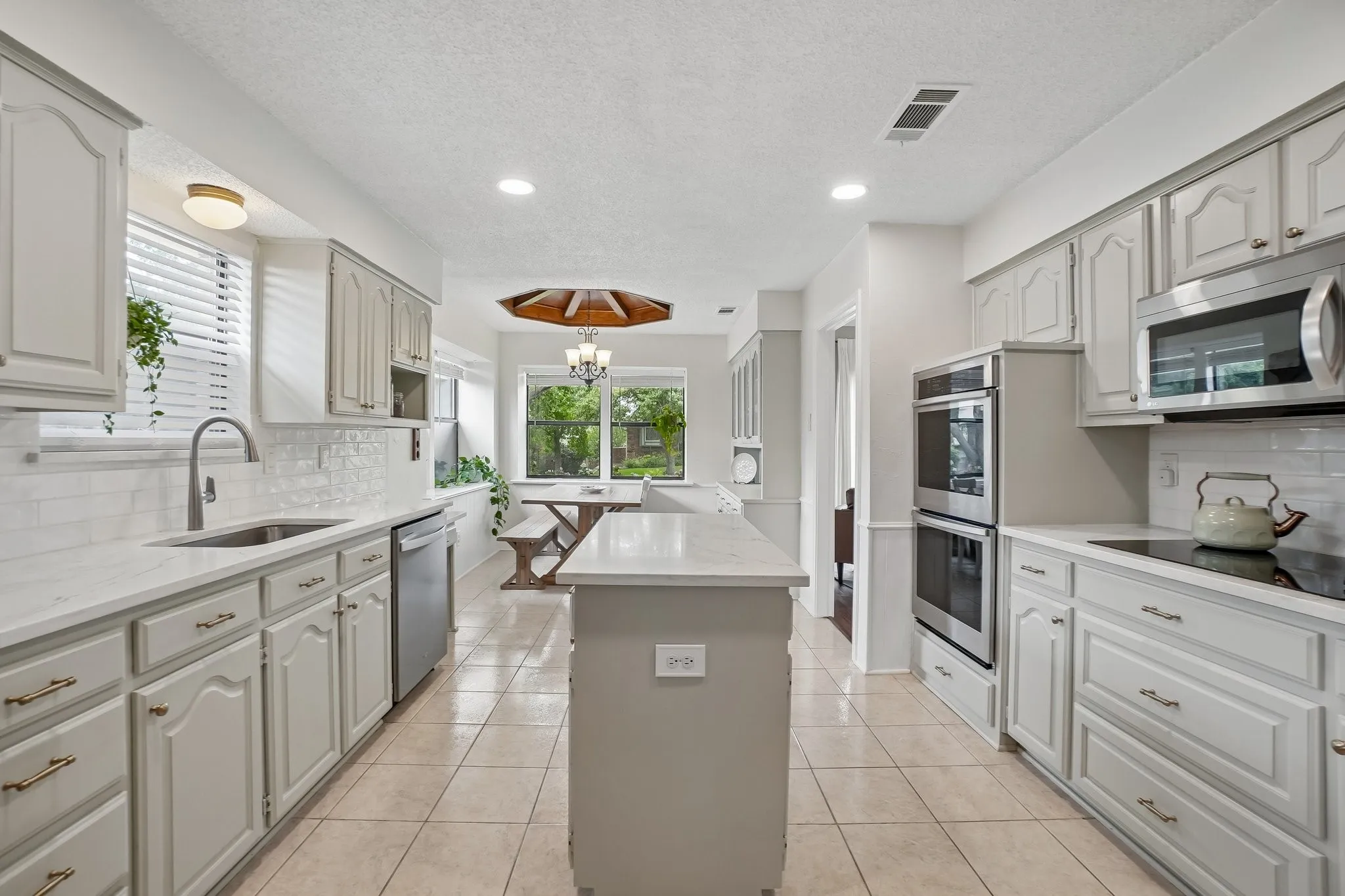 Single Family Residence For Sale in Denton County , 2330 Heatherwoods Way, Carrollton, Texas 75007, 3 Bedroom, 3 Bathroom, 2 Garage spaces, 2,051 Sqft, built in 1984, mls#21296120, Real Estate Agent in Carrollton, Homes For Sale in Denton county, Homes For Sale in Carrollton, Realtor in Carrollton Texas, Real Estate Brokerage Independent Realty Texas, Luminita Cordes Realtor