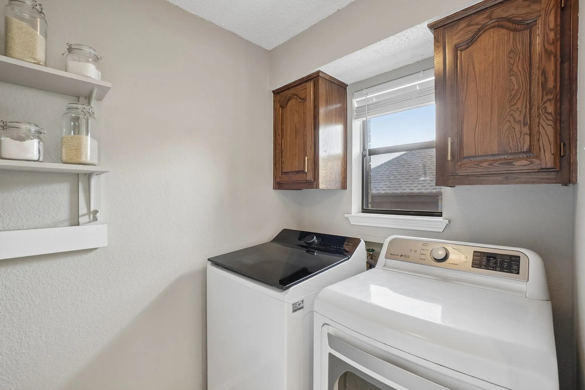 Single Family Residence For Sale in Denton County , 2330 Heatherwoods Way, Carrollton, Texas 75007, 3 Bedroom, 3 Bathroom, 2 Garage spaces, 2,051 Sqft, built in 1984, mls#21296120, Real Estate Agent in Carrollton, Homes For Sale in Denton county, Homes For Sale in Carrollton, Realtor in Carrollton Texas, Real Estate Brokerage Independent Realty Texas, Luminita Cordes Realtor