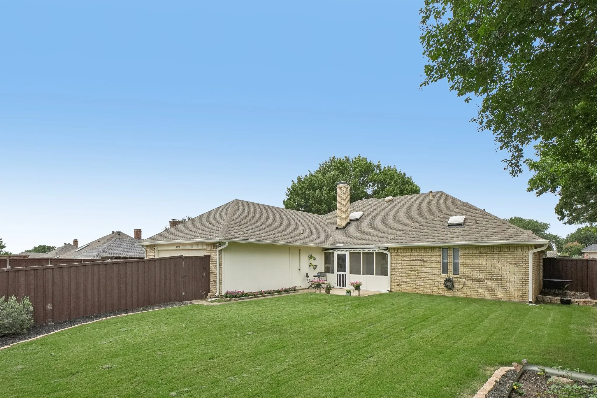 Single Family Residence For Sale in Denton County , 2330 Heatherwoods Way, Carrollton, Texas 75007, 3 Bedroom, 3 Bathroom, 2 Garage spaces, 2,051 Sqft, built in 1984, mls#21296120, Real Estate Agent in Carrollton, Homes For Sale in Denton county, Homes For Sale in Carrollton, Realtor in Carrollton Texas, Real Estate Brokerage Independent Realty Texas, Luminita Cordes Realtor