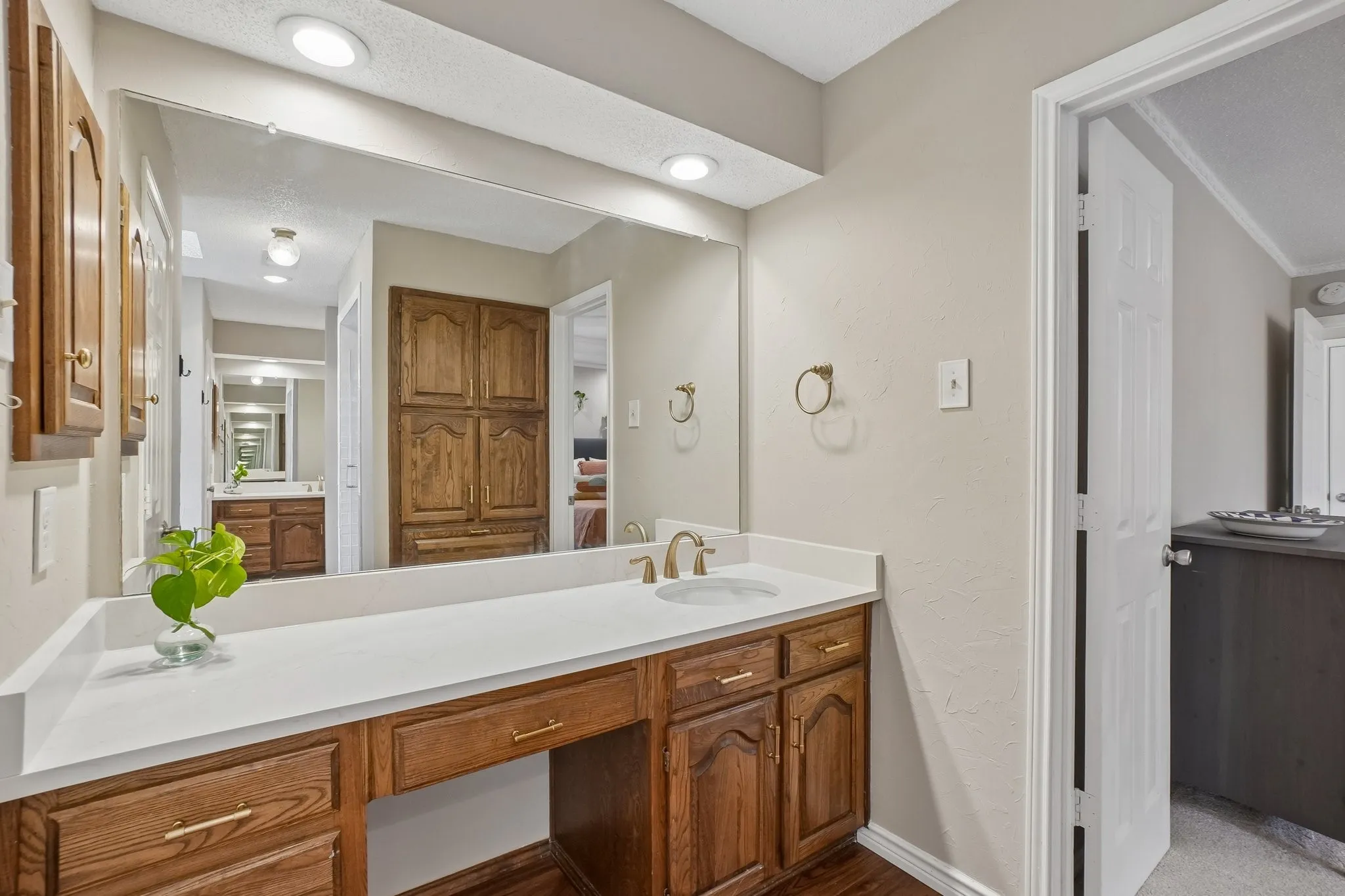 Single Family Residence For Sale in Denton County , 2330 Heatherwoods Way, Carrollton, Texas 75007, 3 Bedroom, 3 Bathroom, 2 Garage spaces, 2,051 Sqft, built in 1984, mls#21296120, Real Estate Agent in Carrollton, Homes For Sale in Denton county, Homes For Sale in Carrollton, Realtor in Carrollton Texas, Real Estate Brokerage Independent Realty Texas, Luminita Cordes Realtor