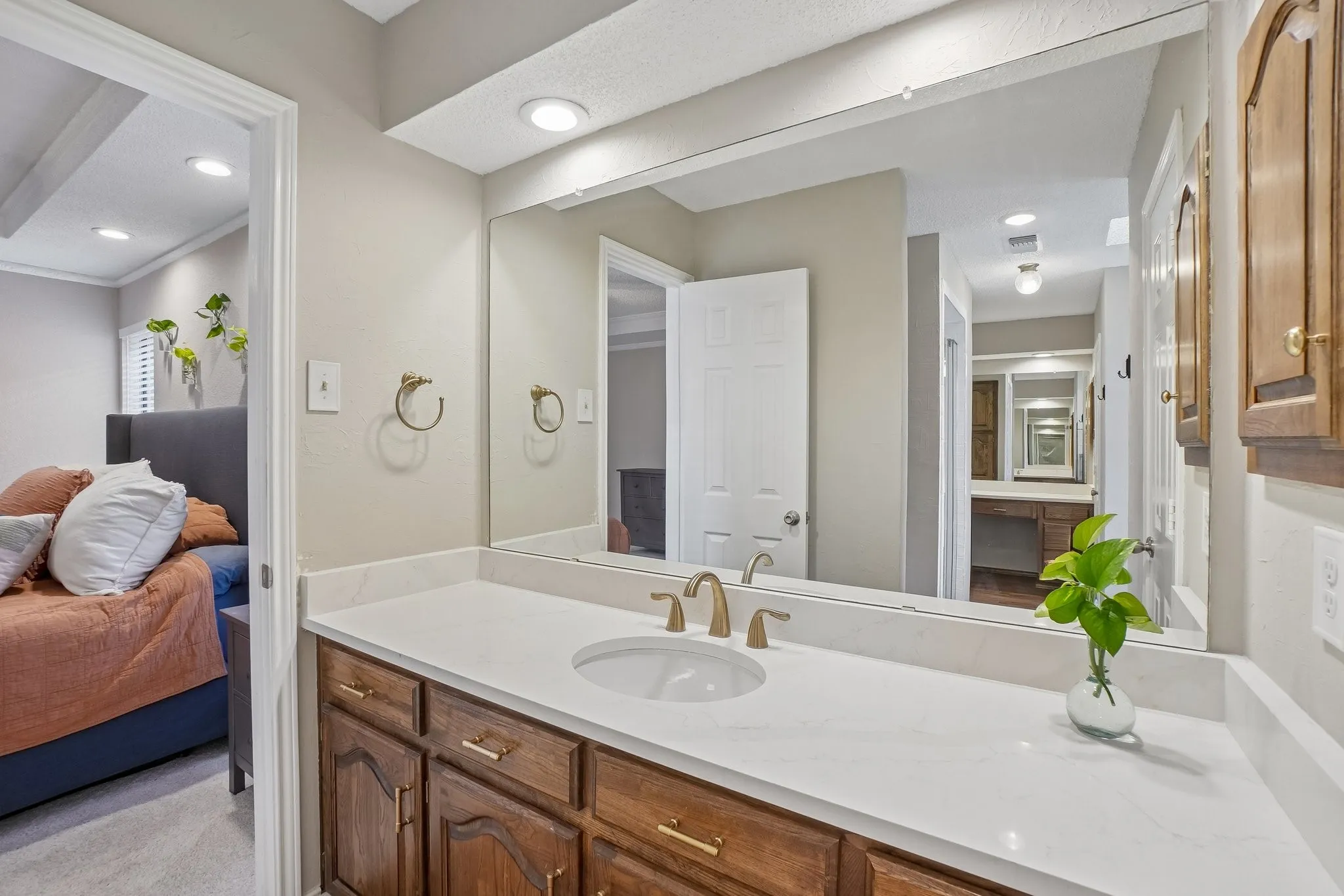 Single Family Residence For Sale in Denton County , 2330 Heatherwoods Way, Carrollton, Texas 75007, 3 Bedroom, 3 Bathroom, 2 Garage spaces, 2,051 Sqft, built in 1984, mls#21296120, Real Estate Agent in Carrollton, Homes For Sale in Denton county, Homes For Sale in Carrollton, Realtor in Carrollton Texas, Real Estate Brokerage Independent Realty Texas, Luminita Cordes Realtor