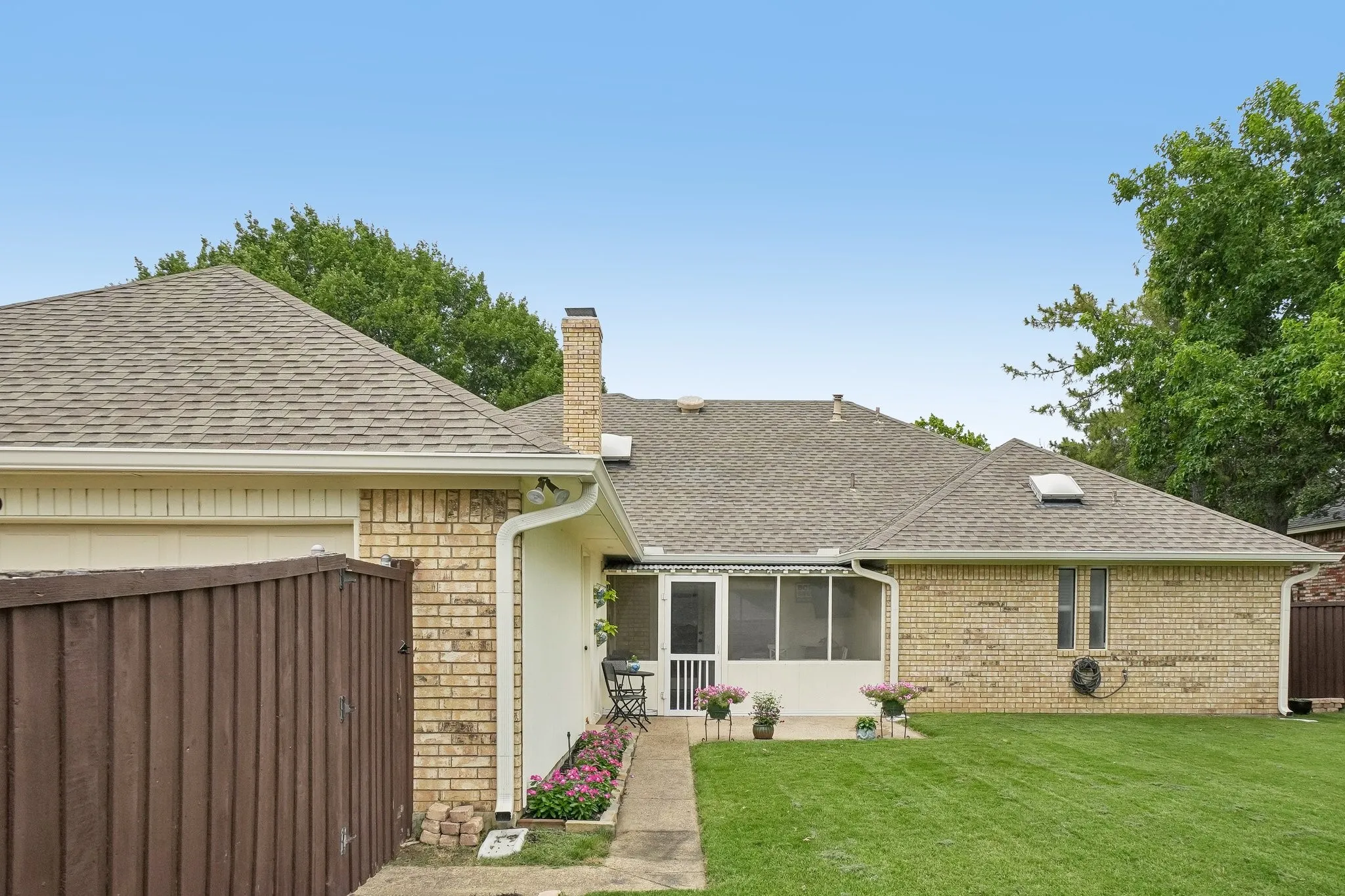Single Family Residence For Sale in Denton County , 2330 Heatherwoods Way, Carrollton, Texas 75007, 3 Bedroom, 3 Bathroom, 2 Garage spaces, 2,051 Sqft, built in 1984, mls#21296120, Real Estate Agent in Carrollton, Homes For Sale in Denton county, Homes For Sale in Carrollton, Realtor in Carrollton Texas, Real Estate Brokerage Independent Realty Texas, Luminita Cordes Realtor