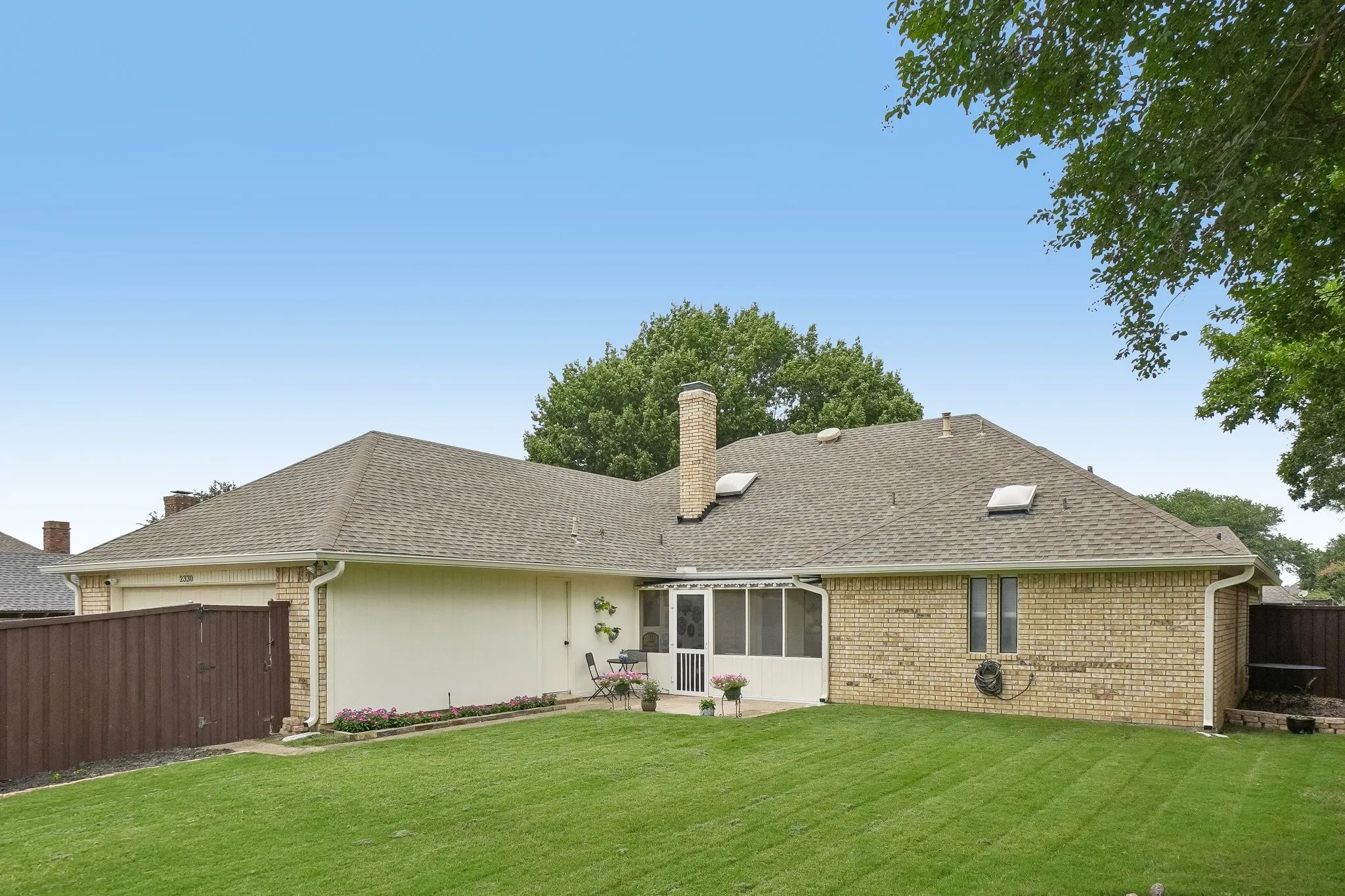 Single Family Residence For Sale in Denton County , 2330 Heatherwoods Way, Carrollton, Texas 75007, 3 Bedroom, 3 Bathroom, 2 Garage spaces, 2,051 Sqft, built in 1984, mls#21296120, Real Estate Agent in Carrollton, Homes For Sale in Denton county, Homes For Sale in Carrollton, Realtor in Carrollton Texas, Real Estate Brokerage Independent Realty Texas, Luminita Cordes Realtor