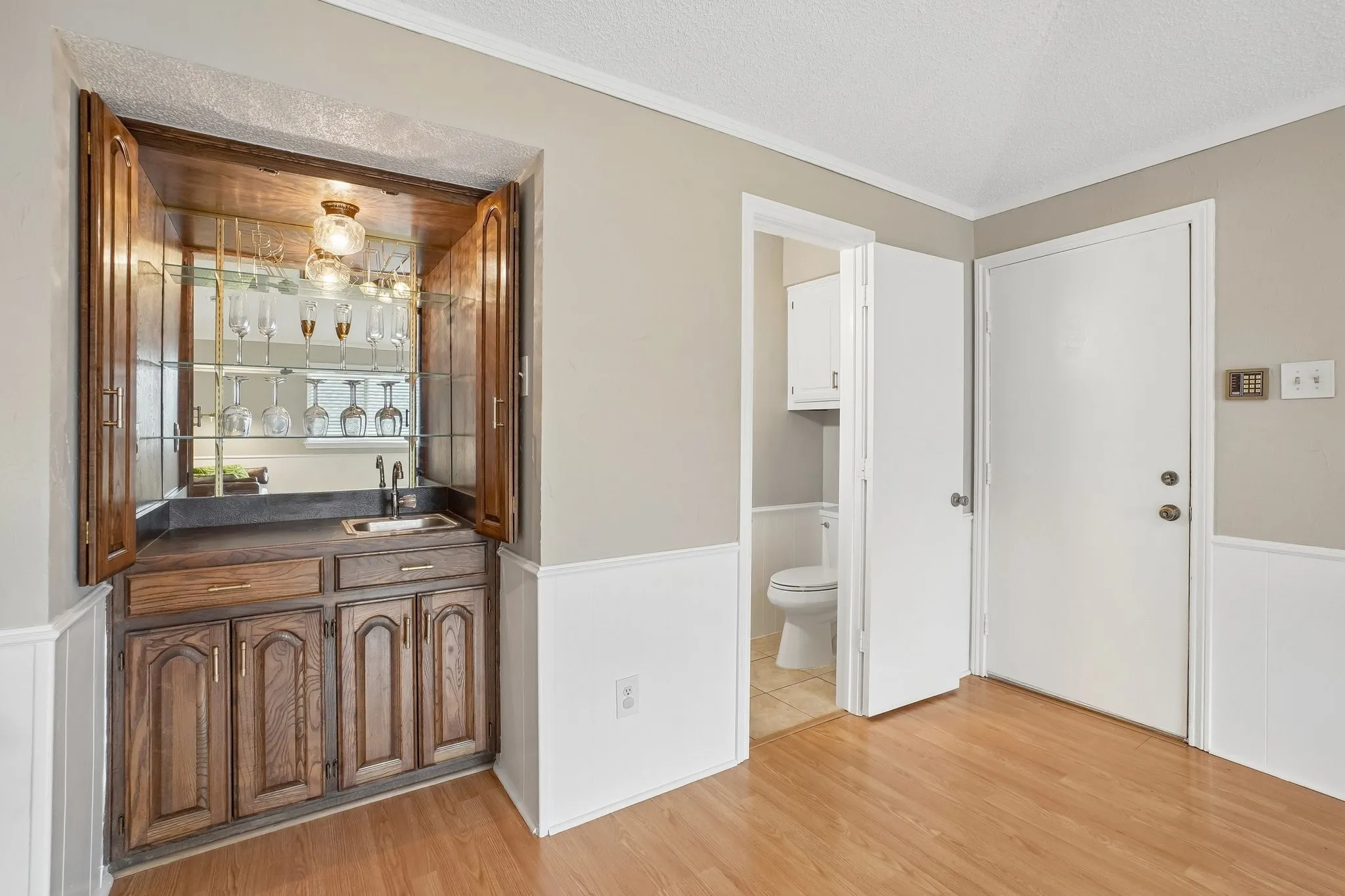 Single Family Residence For Sale in Denton County , 2330 Heatherwoods Way, Carrollton, Texas 75007, 3 Bedroom, 3 Bathroom, 2 Garage spaces, 2,051 Sqft, built in 1984, mls#21296120, Real Estate Agent in Carrollton, Homes For Sale in Denton county, Homes For Sale in Carrollton, Realtor in Carrollton Texas, Real Estate Brokerage Independent Realty Texas, Luminita Cordes Realtor