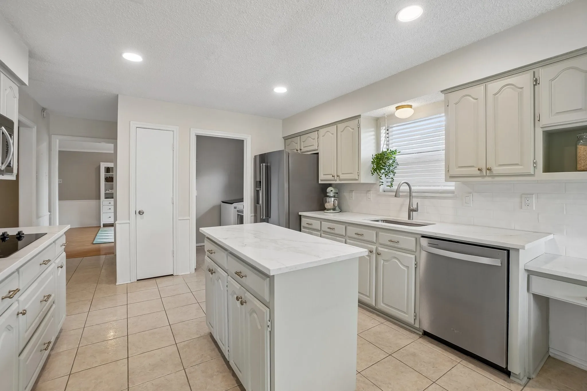 Single Family Residence For Sale in Denton County , 2330 Heatherwoods Way, Carrollton, Texas 75007, 3 Bedroom, 3 Bathroom, 2 Garage spaces, 2,051 Sqft, built in 1984, mls#21296120, Real Estate Agent in Carrollton, Homes For Sale in Denton county, Homes For Sale in Carrollton, Realtor in Carrollton Texas, Real Estate Brokerage Independent Realty Texas, Luminita Cordes Realtor