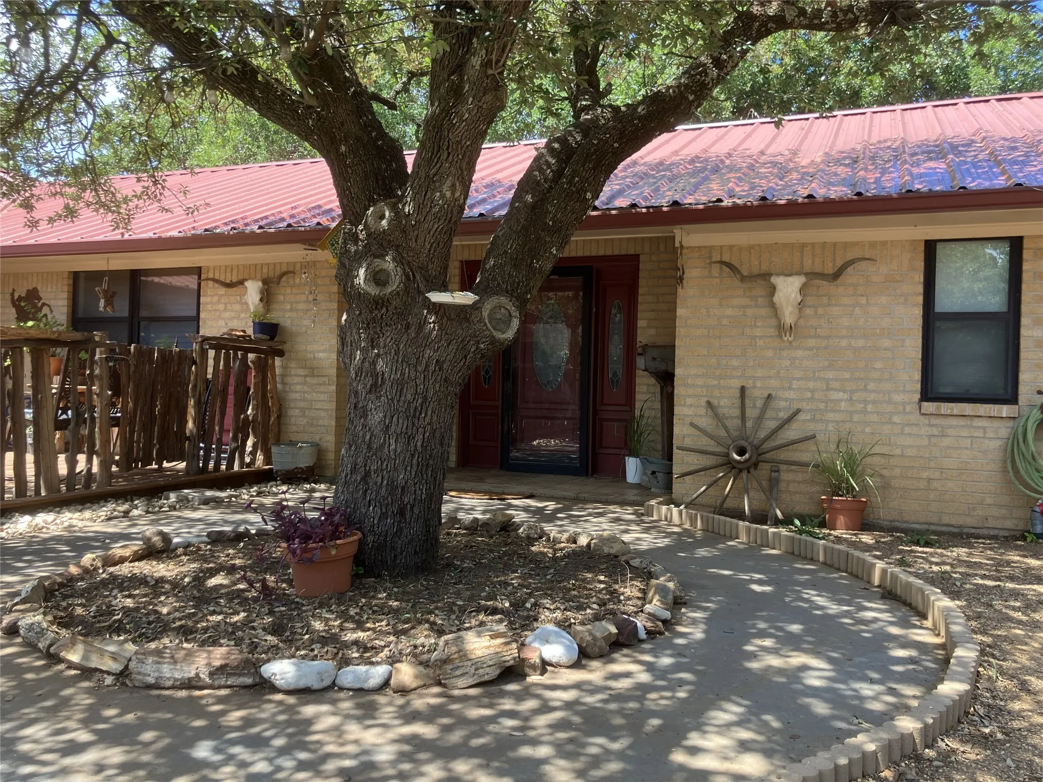Single Family Residence For Sale in Eastland County , 402 County Road 455, Ranger, Texas 76470, 3 Bedroom, 3 Bathroom, 3 Garage spaces, 5,050 Sqft, built in 1978, mls#21302096, Real Estate Agent in Ranger, Homes For Sale in Eastland county, Homes For Sale in Ranger, Realtor in Ranger Texas, Real Estate Brokerage Independent Realty Texas, Luminita Cordes Realtor