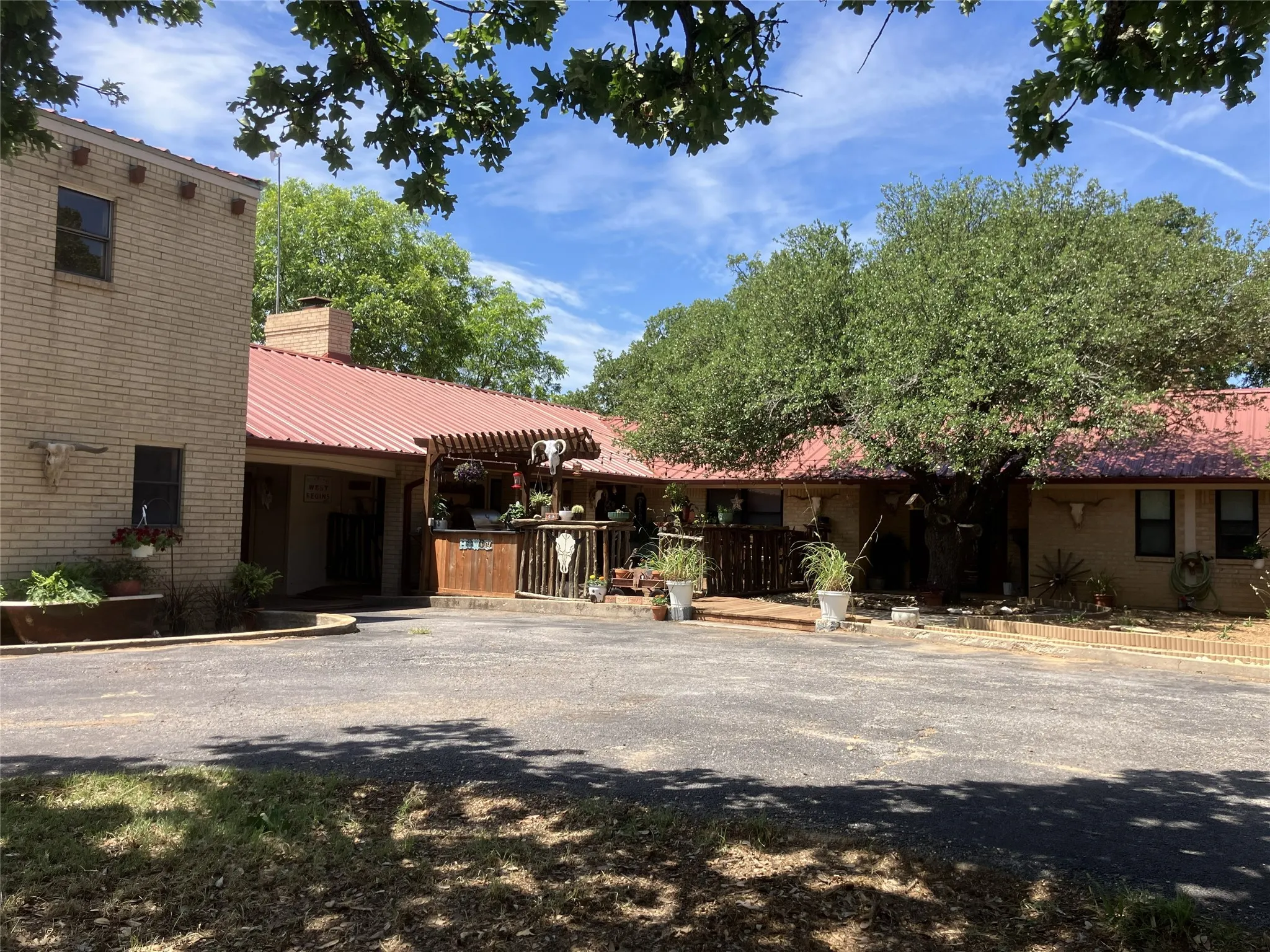 Single Family Residence For Sale in Eastland County , 402 County Road 455, Ranger, Texas 76470, 3 Bedroom, 3 Bathroom, 3 Garage spaces, 5,050 Sqft, built in 1978, mls#21302096, Real Estate Agent in Ranger, Homes For Sale in Eastland county, Homes For Sale in Ranger, Realtor in Ranger Texas, Real Estate Brokerage Independent Realty Texas, Luminita Cordes Realtor