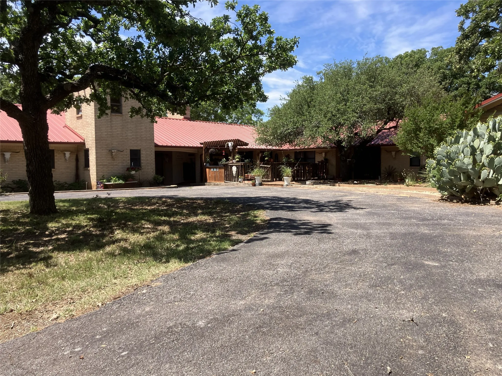 Single Family Residence For Sale in Eastland County , 402 County Road 455, Ranger, Texas 76470, 3 Bedroom, 3 Bathroom, 3 Garage spaces, 5,050 Sqft, built in 1978, mls#21302096, Real Estate Agent in Ranger, Homes For Sale in Eastland county, Homes For Sale in Ranger, Realtor in Ranger Texas, Real Estate Brokerage Independent Realty Texas, Luminita Cordes Realtor