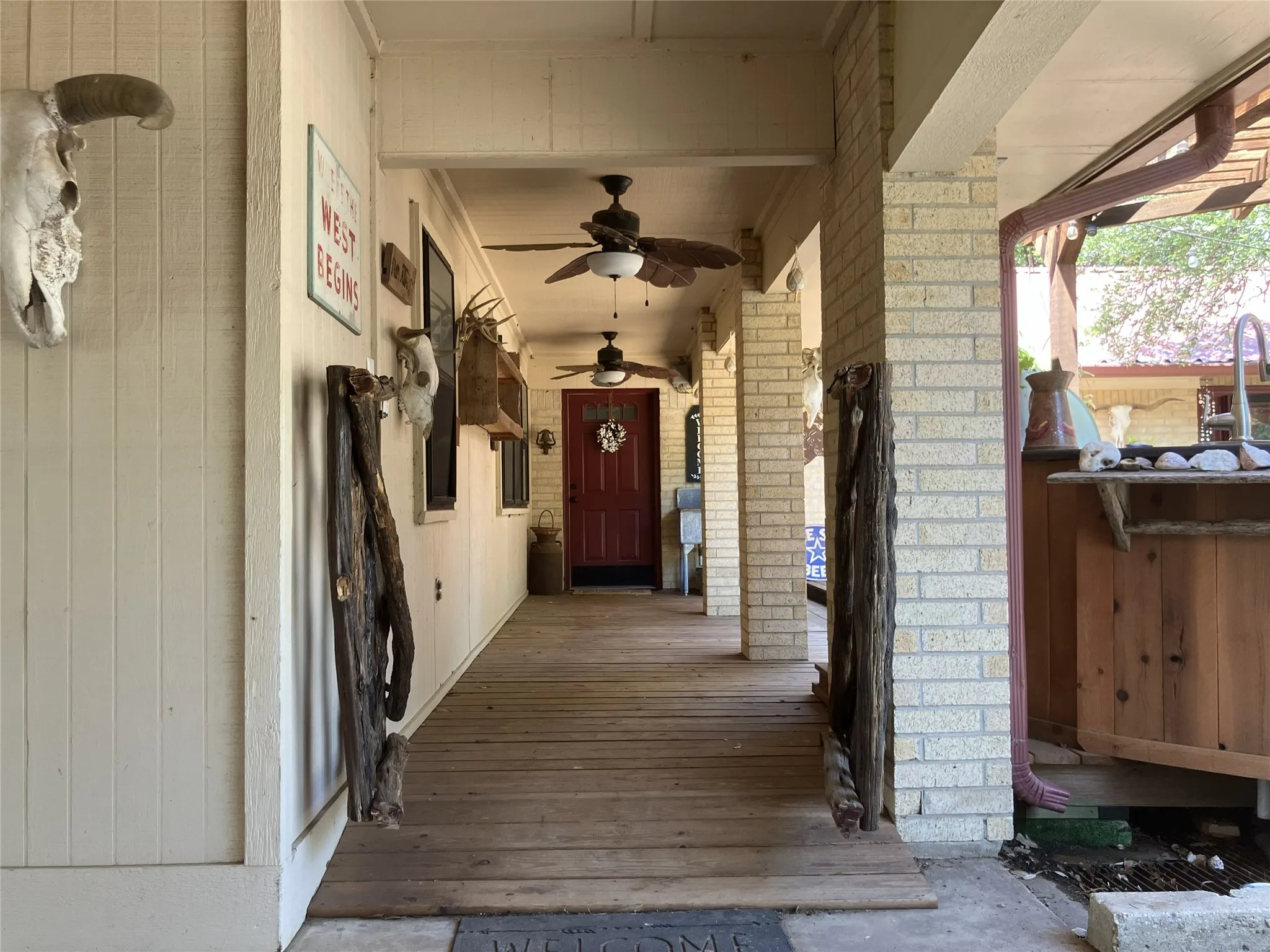 Single Family Residence For Sale in Eastland County , 402 County Road 455, Ranger, Texas 76470, 3 Bedroom, 3 Bathroom, 3 Garage spaces, 5,050 Sqft, built in 1978, mls#21302096, Real Estate Agent in Ranger, Homes For Sale in Eastland county, Homes For Sale in Ranger, Realtor in Ranger Texas, Real Estate Brokerage Independent Realty Texas, Luminita Cordes Realtor