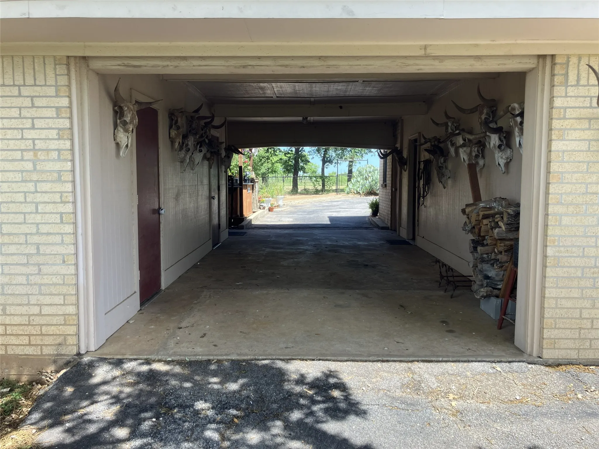 Single Family Residence For Sale in Eastland County , 402 County Road 455, Ranger, Texas 76470, 3 Bedroom, 3 Bathroom, 3 Garage spaces, 5,050 Sqft, built in 1978, mls#21302096, Real Estate Agent in Ranger, Homes For Sale in Eastland county, Homes For Sale in Ranger, Realtor in Ranger Texas, Real Estate Brokerage Independent Realty Texas, Luminita Cordes Realtor