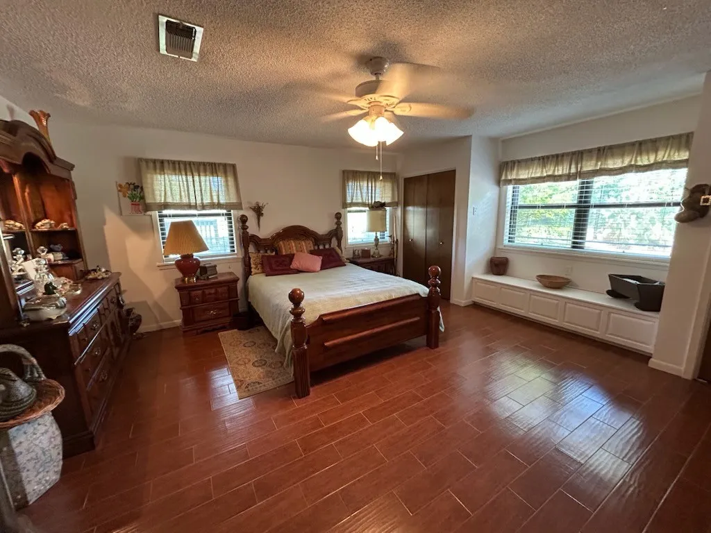 Single Family Residence For Sale in Eastland County , 402 County Road 455, Ranger, Texas 76470, 3 Bedroom, 3 Bathroom, 3 Garage spaces, 5,050 Sqft, built in 1978, mls#21302096, Real Estate Agent in Ranger, Homes For Sale in Eastland county, Homes For Sale in Ranger, Realtor in Ranger Texas, Real Estate Brokerage Independent Realty Texas, Luminita Cordes Realtor