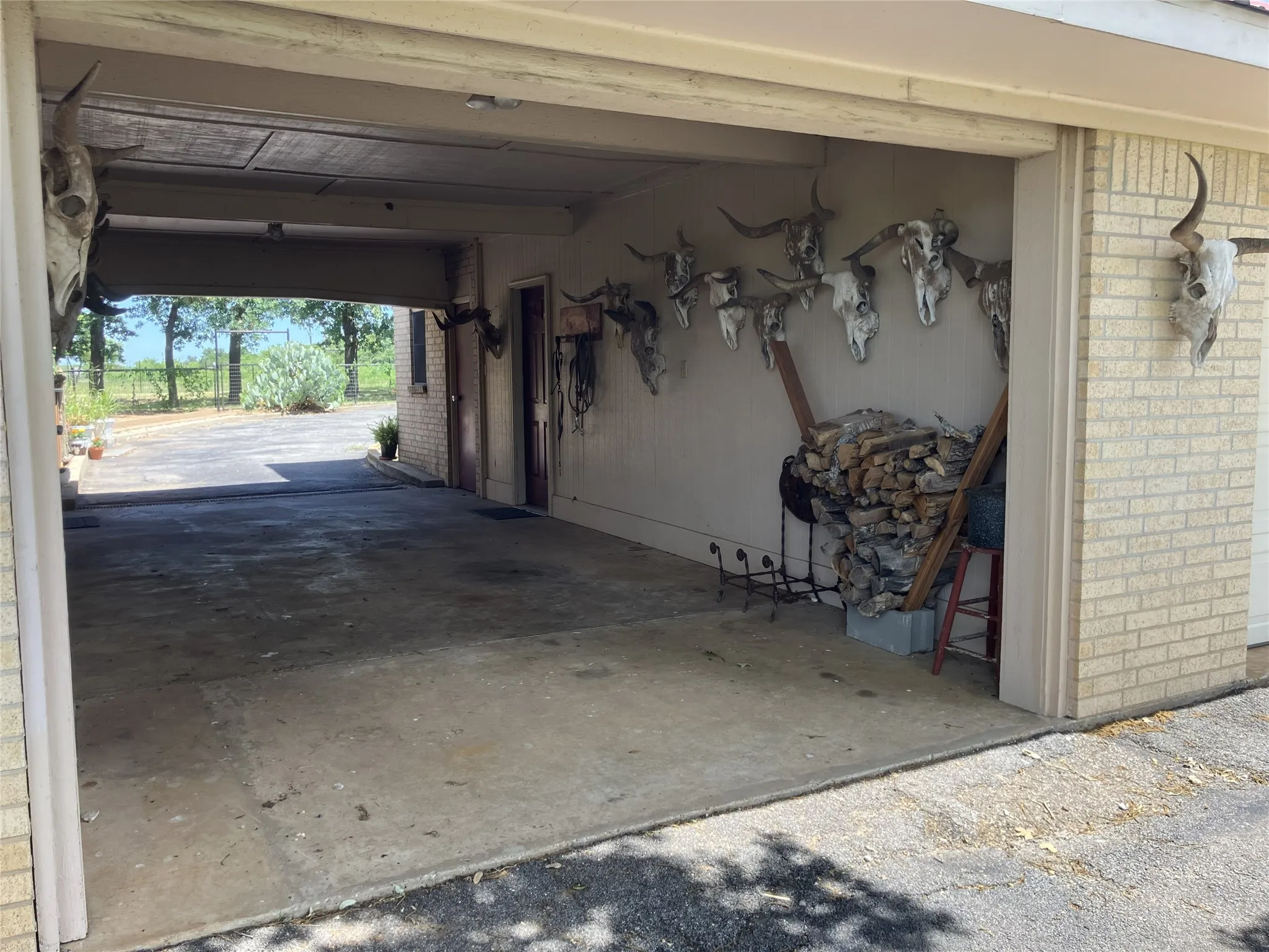 Single Family Residence For Sale in Eastland County , 402 County Road 455, Ranger, Texas 76470, 3 Bedroom, 3 Bathroom, 3 Garage spaces, 5,050 Sqft, built in 1978, mls#21302096, Real Estate Agent in Ranger, Homes For Sale in Eastland county, Homes For Sale in Ranger, Realtor in Ranger Texas, Real Estate Brokerage Independent Realty Texas, Luminita Cordes Realtor