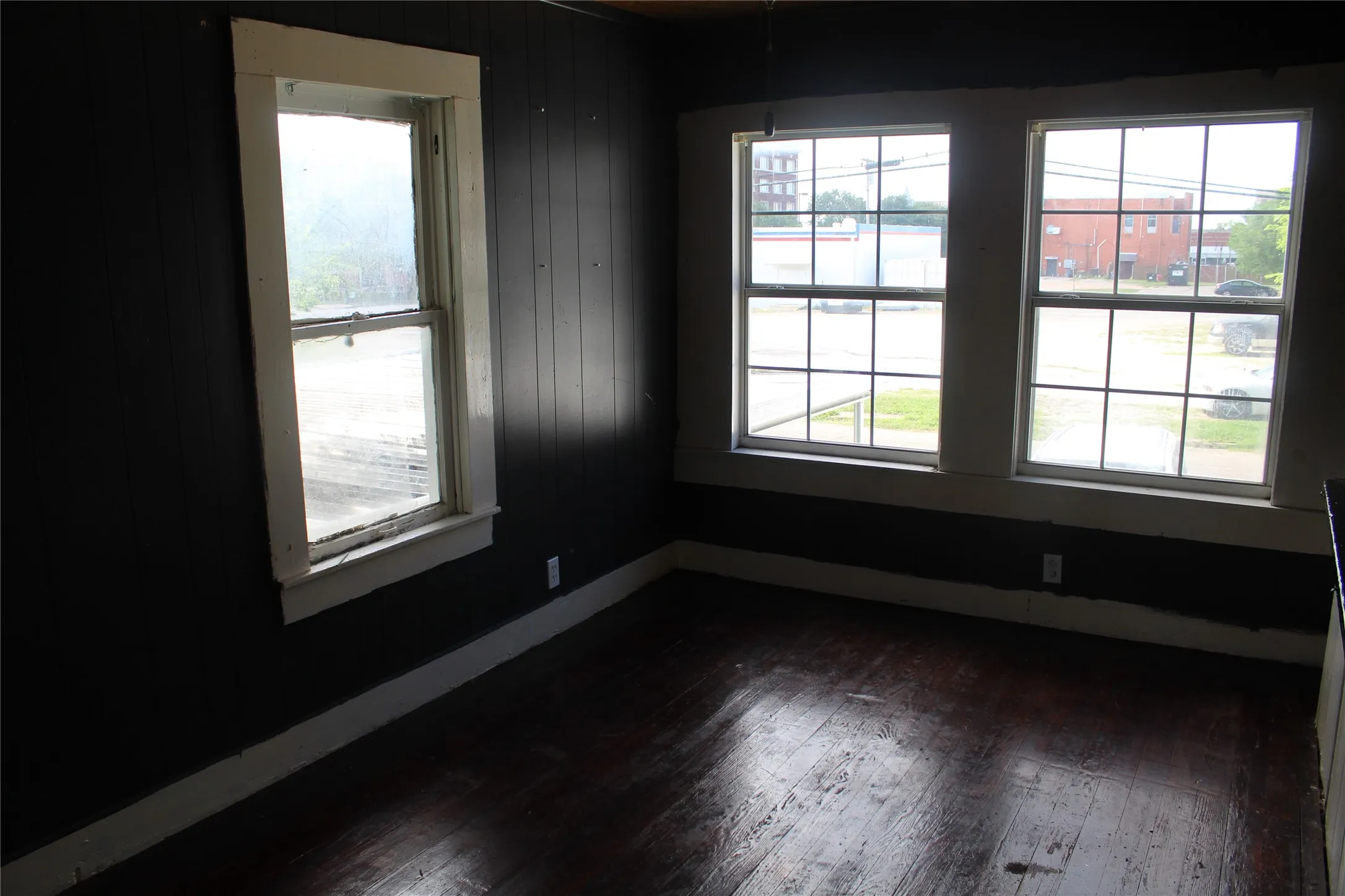 Single Family Residence For Sale in Hunt County , 2818 S Blades Street, Greenville, Texas 75401, 3 Bedroom, 2 Bathroom, Garage spaces, 1,375 Sqft, built in 1926, mls#21292731, Real Estate Agent in Greenville, Homes For Sale in Hunt county, Homes For Sale in Greenville, Realtor in Greenville Texas, Real Estate Brokerage Independent Realty Texas, Luminita Cordes Realtor