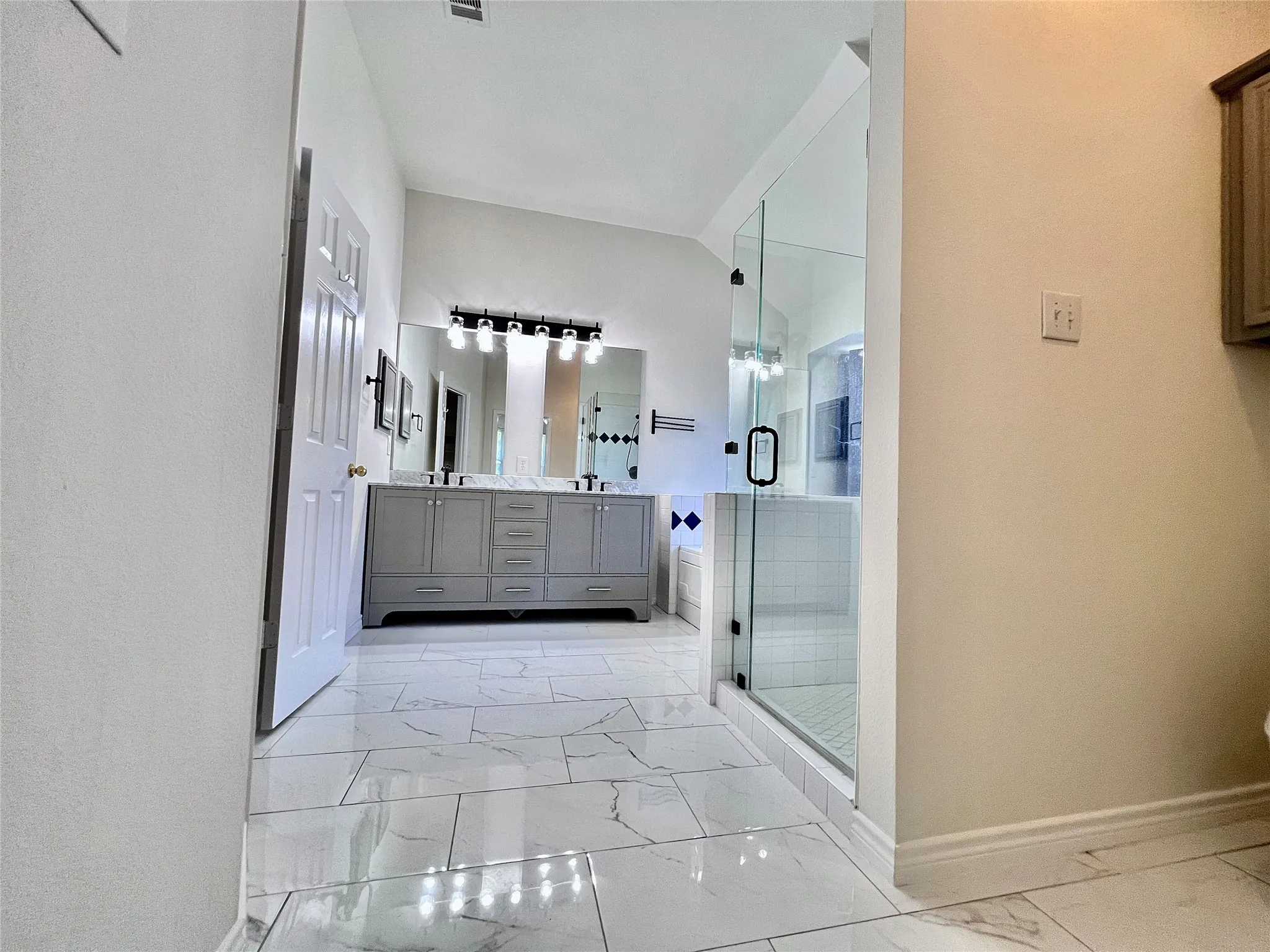Single Family Residence For Rent in Rockwall County , 3098 Wildflower Way, Rockwall, Texas 75032, 3 Bedroom, 2 Bathroom, 2 Garage spaces, 1,726 Sqft, built in 1999, mls#21289317, Real Estate Agent in Rockwall, Homes For Rent in Rockwall county, Homes For Rent in Rockwall, Realtor in Rockwall Texas, Real Estate Brokerage Independent Realty Texas, Luminita Cordes Realtor