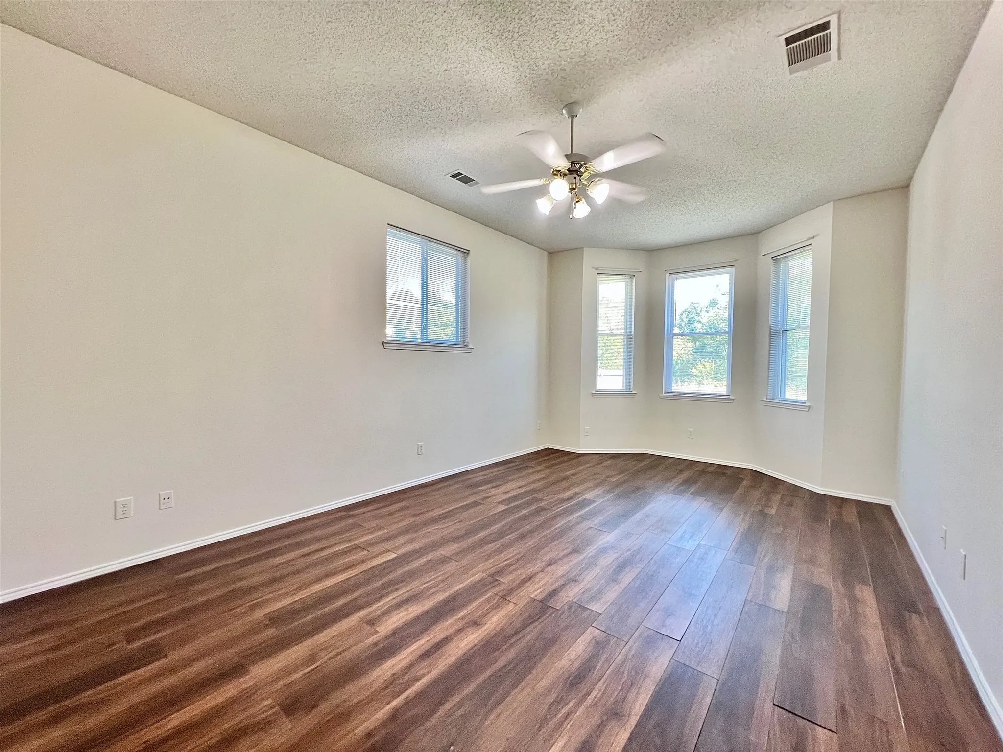 Single Family Residence For Rent in Rockwall County , 3098 Wildflower Way, Rockwall, Texas 75032, 3 Bedroom, 2 Bathroom, 2 Garage spaces, 1,726 Sqft, built in 1999, mls#21289317, Real Estate Agent in Rockwall, Homes For Rent in Rockwall county, Homes For Rent in Rockwall, Realtor in Rockwall Texas, Real Estate Brokerage Independent Realty Texas, Luminita Cordes Realtor