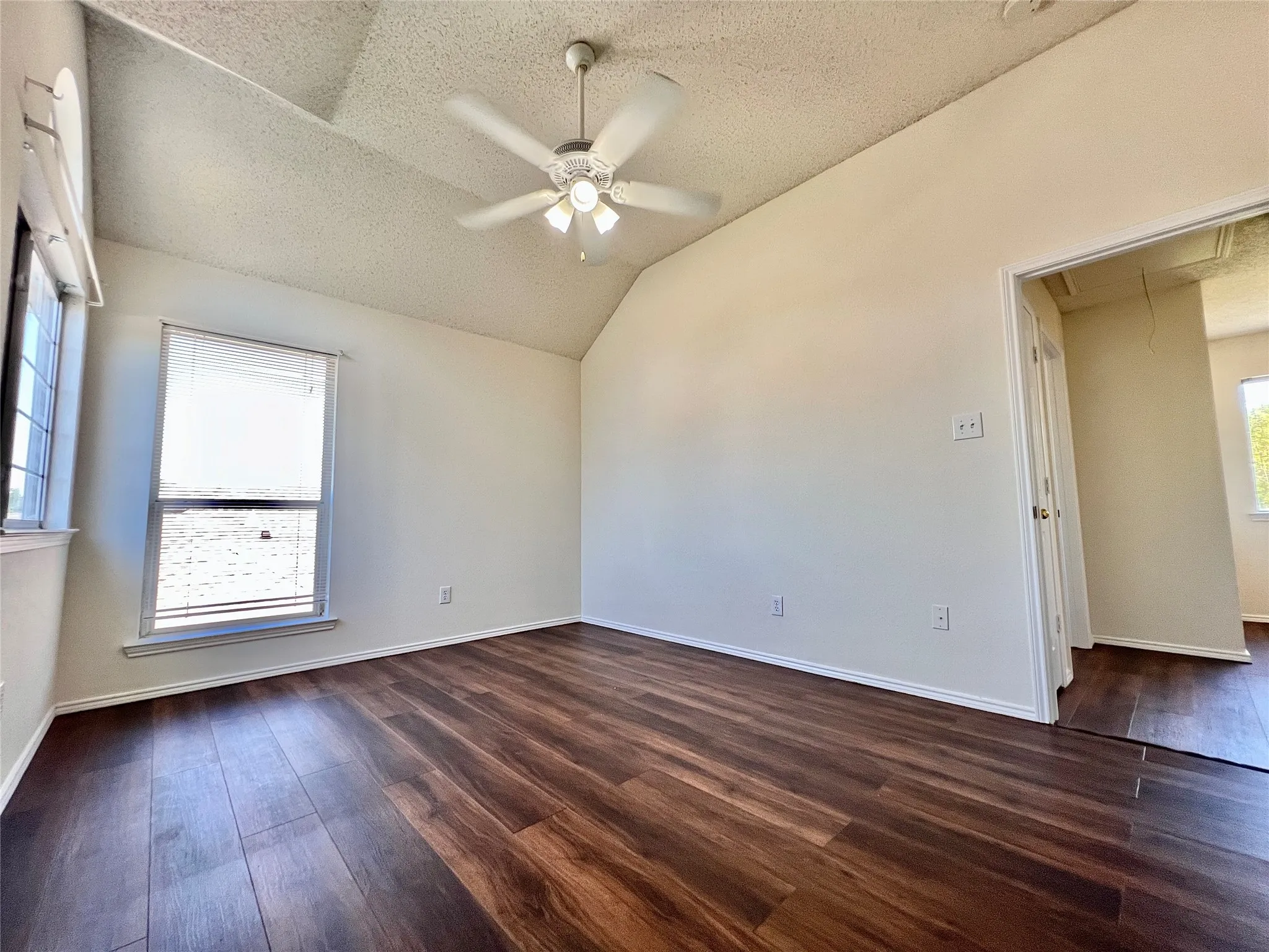 Single Family Residence For Rent in Rockwall County , 3098 Wildflower Way, Rockwall, Texas 75032, 3 Bedroom, 2 Bathroom, 2 Garage spaces, 1,726 Sqft, built in 1999, mls#21289317, Real Estate Agent in Rockwall, Homes For Rent in Rockwall county, Homes For Rent in Rockwall, Realtor in Rockwall Texas, Real Estate Brokerage Independent Realty Texas, Luminita Cordes Realtor