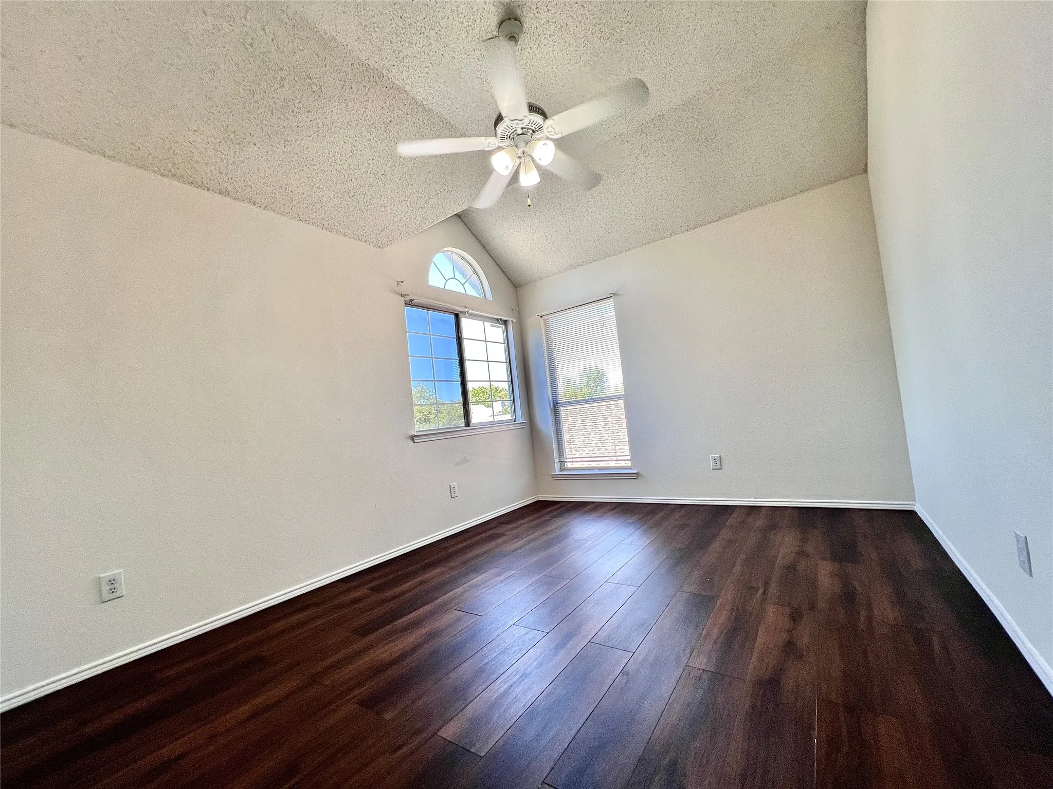 Single Family Residence For Rent in Rockwall County , 3098 Wildflower Way, Rockwall, Texas 75032, 3 Bedroom, 2 Bathroom, 2 Garage spaces, 1,726 Sqft, built in 1999, mls#21289317, Real Estate Agent in Rockwall, Homes For Rent in Rockwall county, Homes For Rent in Rockwall, Realtor in Rockwall Texas, Real Estate Brokerage Independent Realty Texas, Luminita Cordes Realtor
