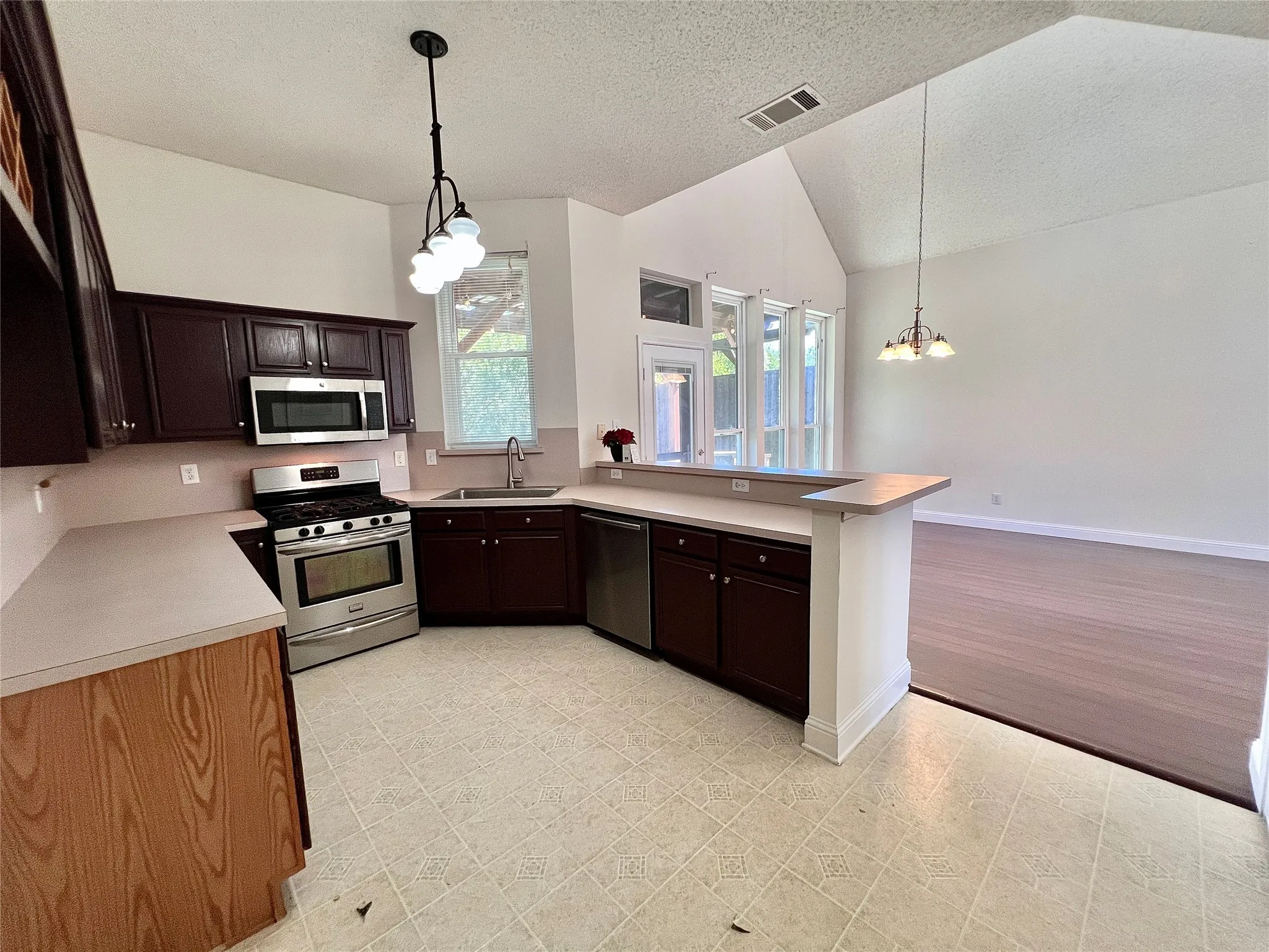 Single Family Residence For Rent in Rockwall County , 3098 Wildflower Way, Rockwall, Texas 75032, 3 Bedroom, 2 Bathroom, 2 Garage spaces, 1,726 Sqft, built in 1999, mls#21289317, Real Estate Agent in Rockwall, Homes For Rent in Rockwall county, Homes For Rent in Rockwall, Realtor in Rockwall Texas, Real Estate Brokerage Independent Realty Texas, Luminita Cordes Realtor