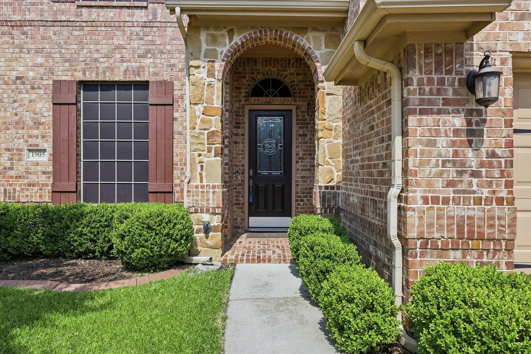 Beautiful approach with rock entrance.