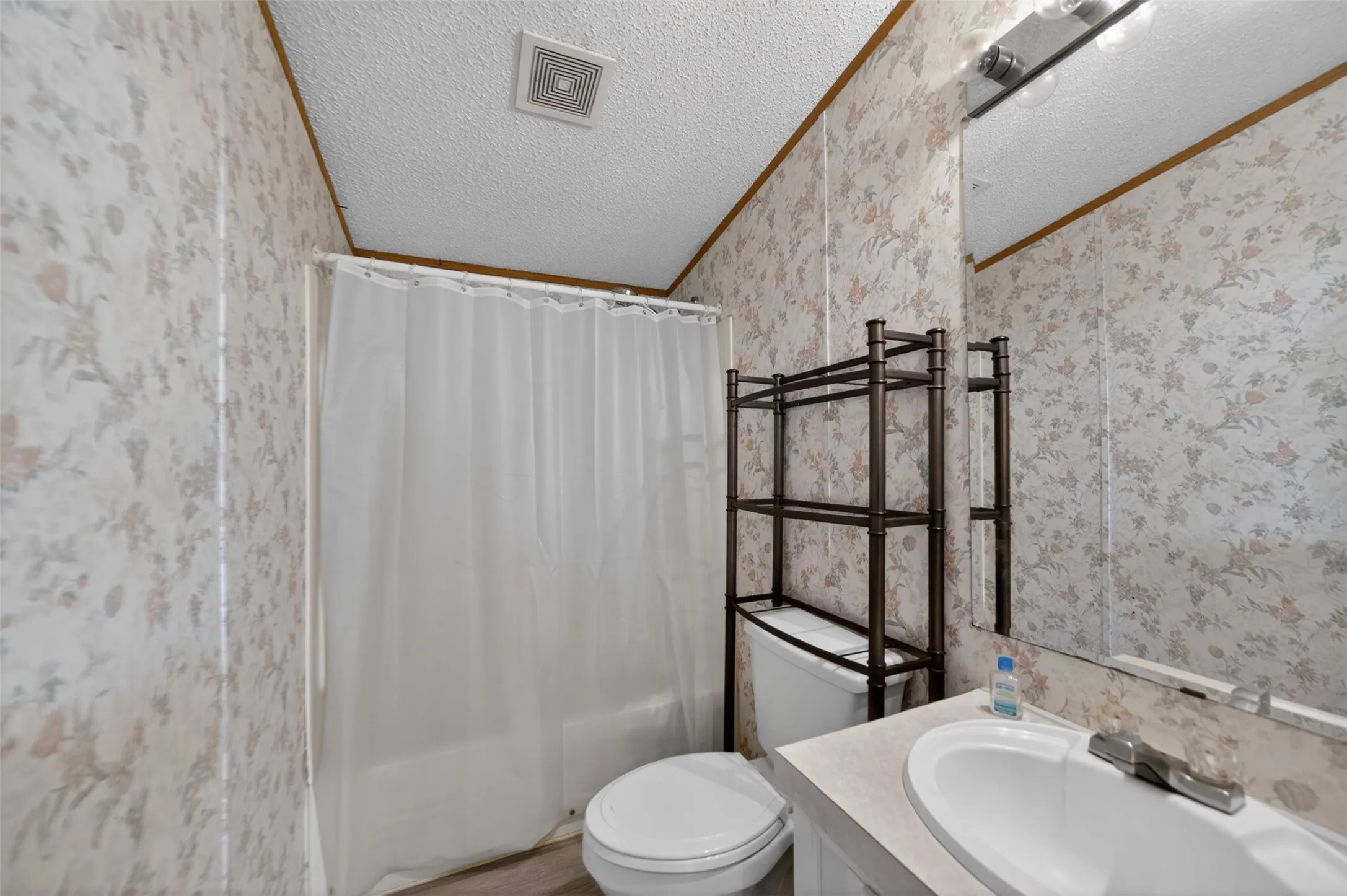 Manufactured Home For Sale in Henderson County , 13314 County Road 4336, Larue, Texas 75770, 3 Bedrooms, 1 Bathroom, 2 Garage spaces, 1,966 Sqft, built in 1998, Price $450,000, mls#21300738, Real Estate Agent in Larue, Homes For Sale in Henderson county, Homes For Sale in Larue, Realtor in Larue Texas, Real Estate Brokerage Independent Realty Texas, Luminita Cordes Realtor