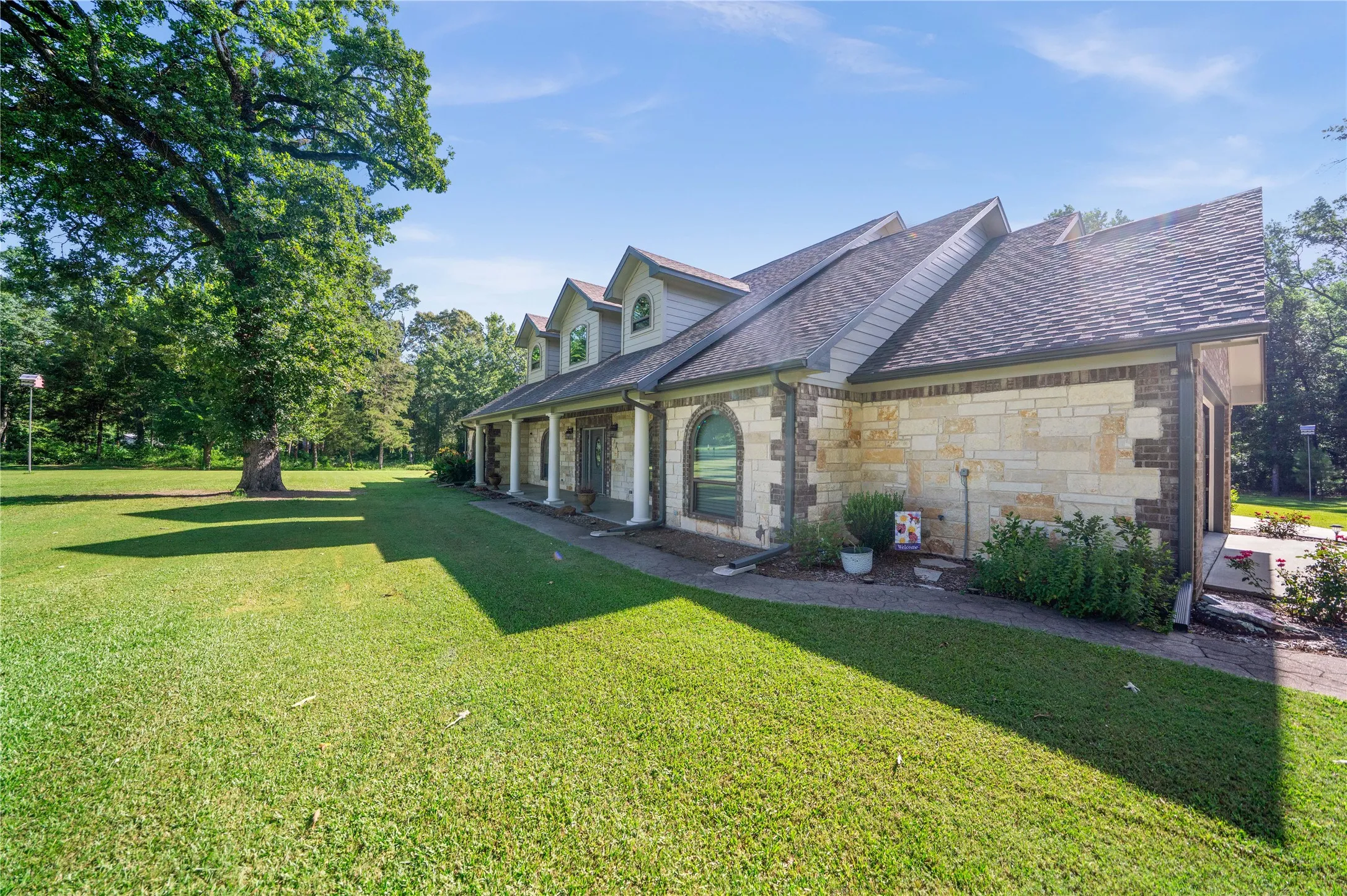 Single Family Residence For Sale in Wood County , 1054 County Road 4116, Quitman, Texas 75783, 4 Bedroom, 4 Bathroom, 2 Garage spaces, 4,405 Sqft, built in 2005, mls#21302057, Real Estate Agent in Quitman, Homes For Sale in Wood county, Homes For Sale in Quitman, Realtor in Quitman Texas, Real Estate Brokerage Independent Realty Texas, Luminita Cordes Realtor