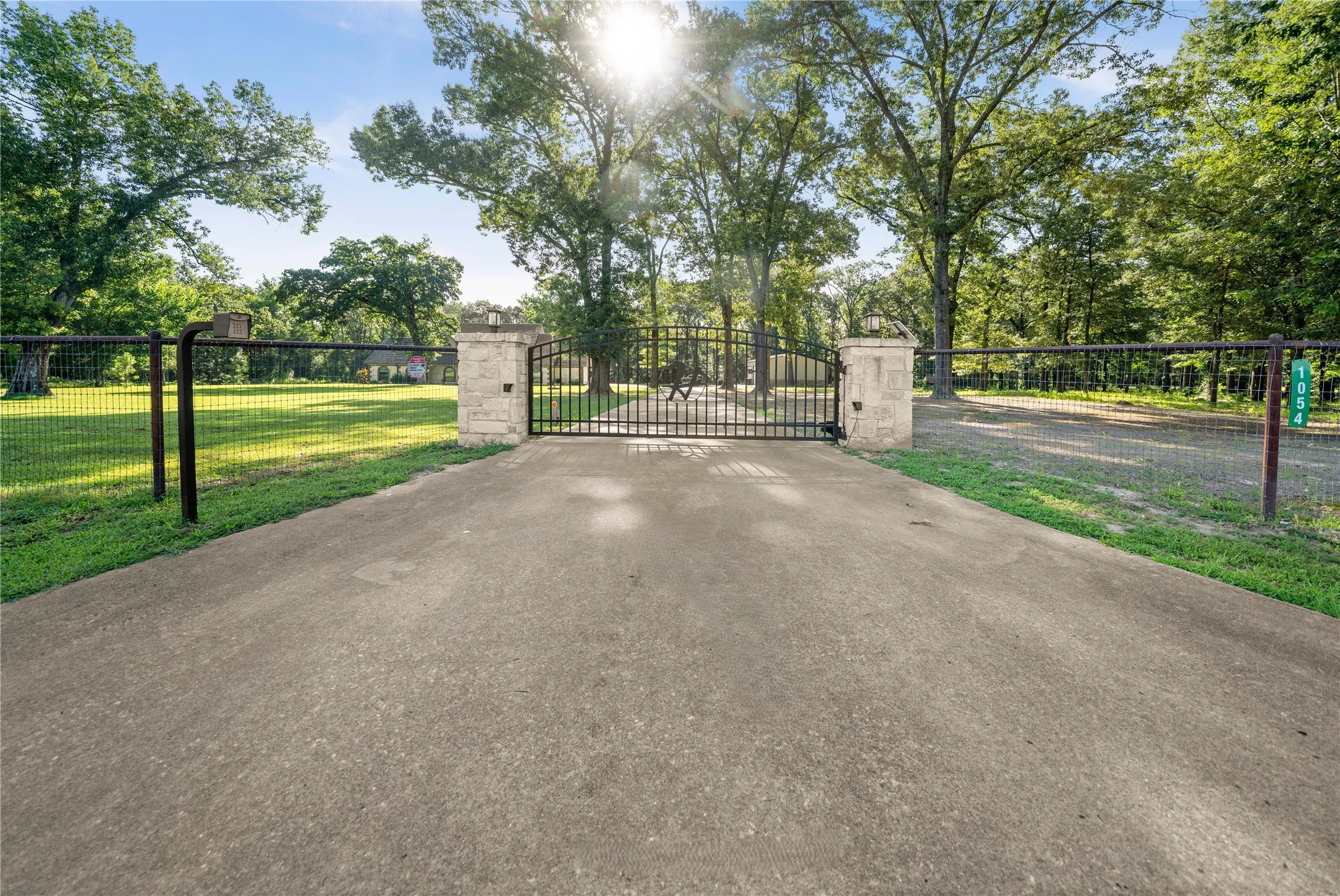 Single Family Residence For Sale in Wood County , 1054 County Road 4116, Quitman, Texas 75783, 4 Bedroom, 4 Bathroom, 2 Garage spaces, 4,405 Sqft, built in 2005, mls#21302057, Real Estate Agent in Quitman, Homes For Sale in Wood county, Homes For Sale in Quitman, Realtor in Quitman Texas, Real Estate Brokerage Independent Realty Texas, Luminita Cordes Realtor