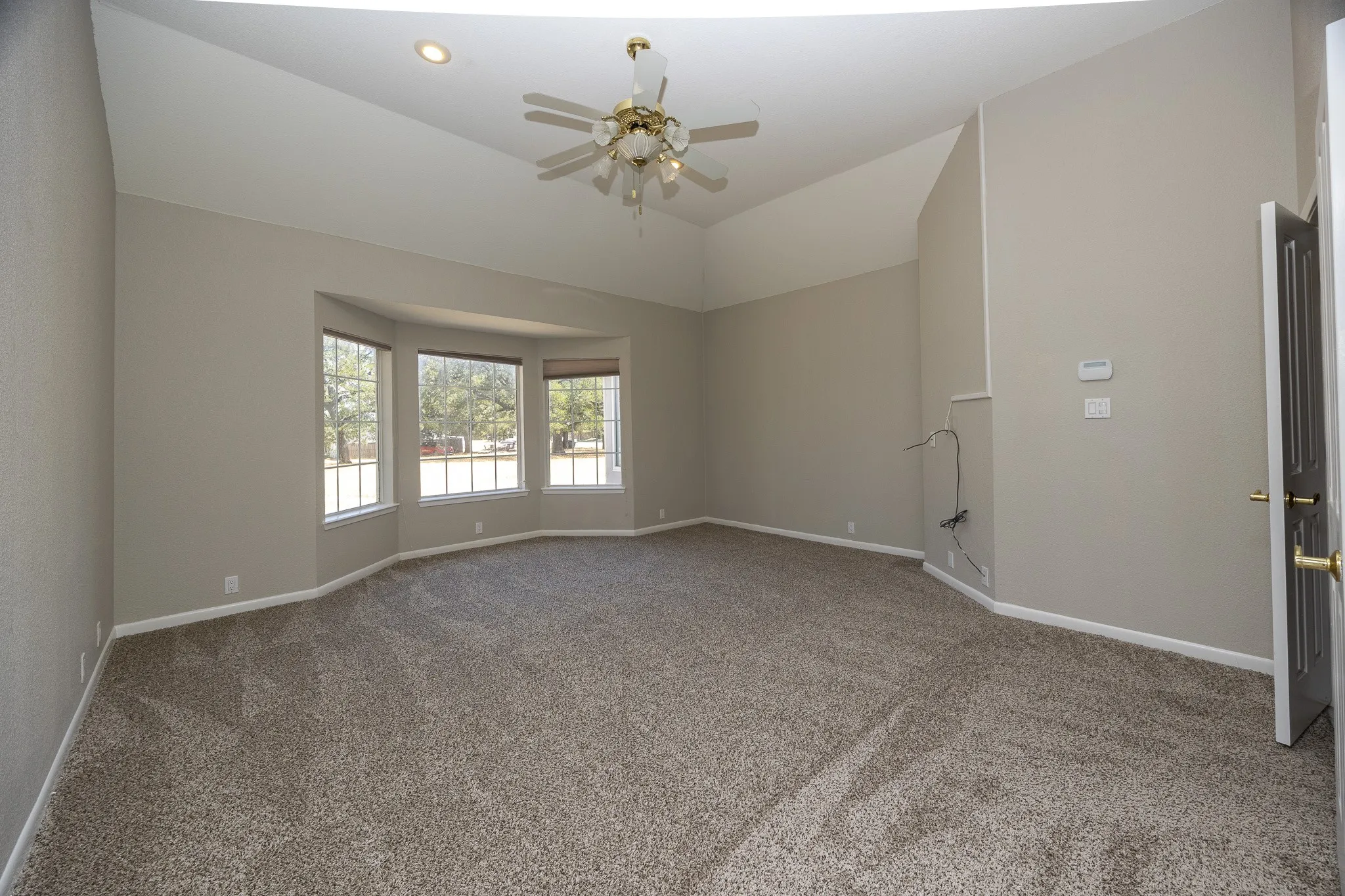 Tray ceiling with recessed lighting
