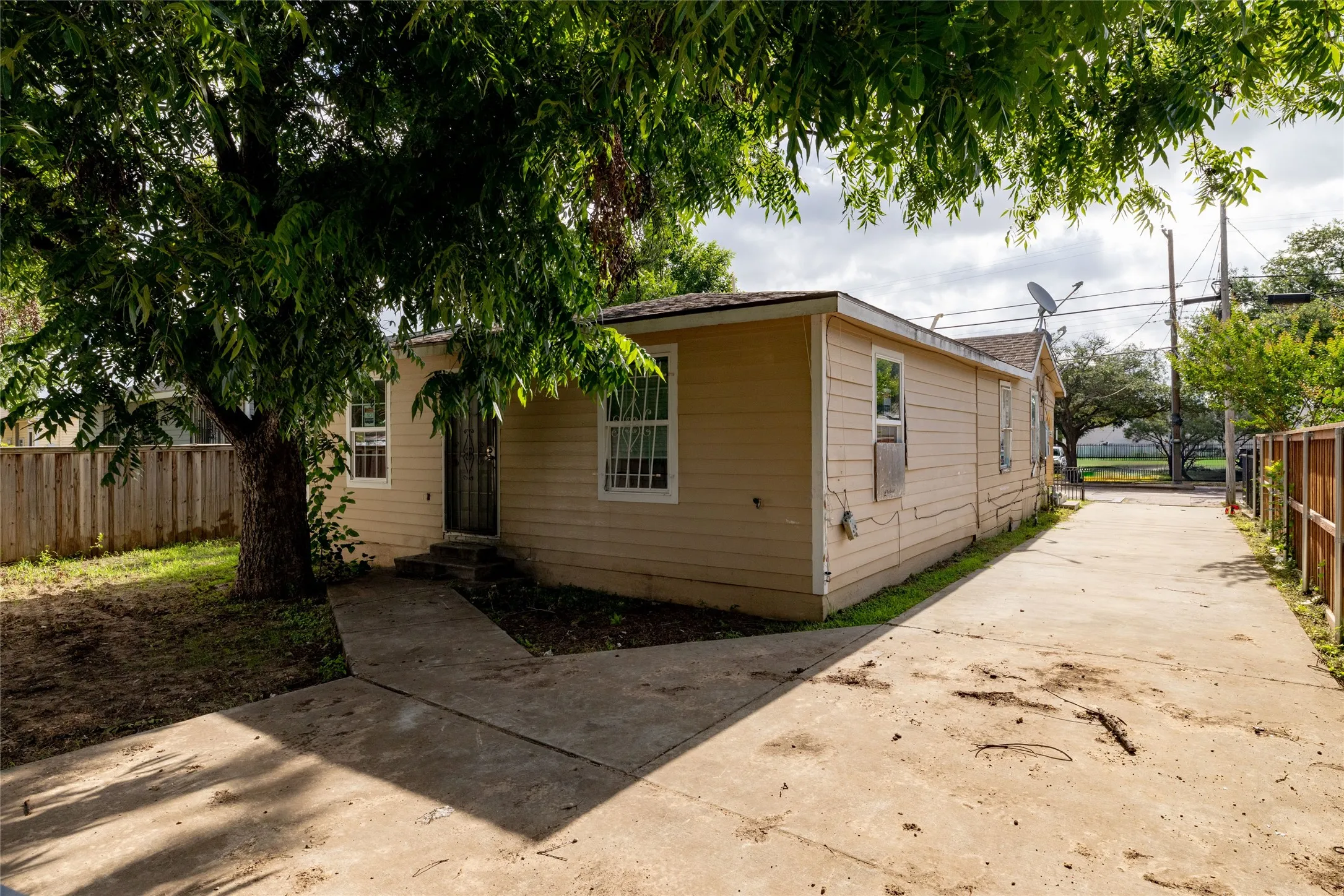 Single Family Residence For Sale in Dallas County , 3219 N Winnetka Avenue, Dallas, Texas 75212, 3 Bedroom, 2 Bathroom, Garage spaces, 1,245 Sqft, built in 1941, mls#21299376, Real Estate Agent in Dallas, Homes For Sale in Dallas county, Homes For Sale in Dallas, Realtor in Dallas Texas, Real Estate Brokerage Independent Realty Texas, Luminita Cordes Realtor