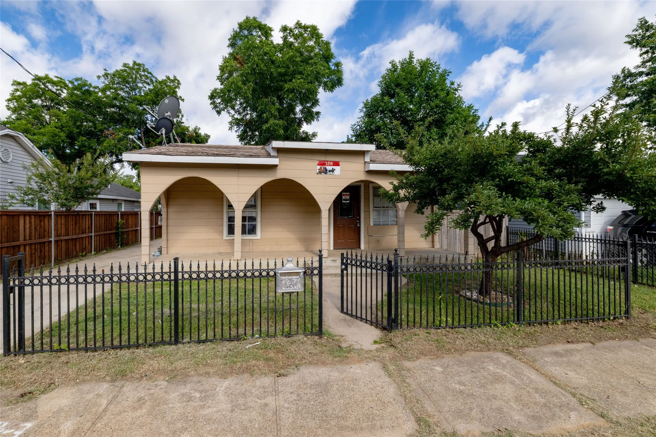 Single Family Residence For Sale in Dallas County , 3219 N Winnetka Avenue, Dallas, Texas 75212, 3 Bedroom, 2 Bathroom, Garage spaces, 1,245 Sqft, built in 1941, mls#21299376, Real Estate Agent in Dallas, Homes For Sale in Dallas county, Homes For Sale in Dallas, Realtor in Dallas Texas, Real Estate Brokerage Independent Realty Texas, Luminita Cordes Realtor