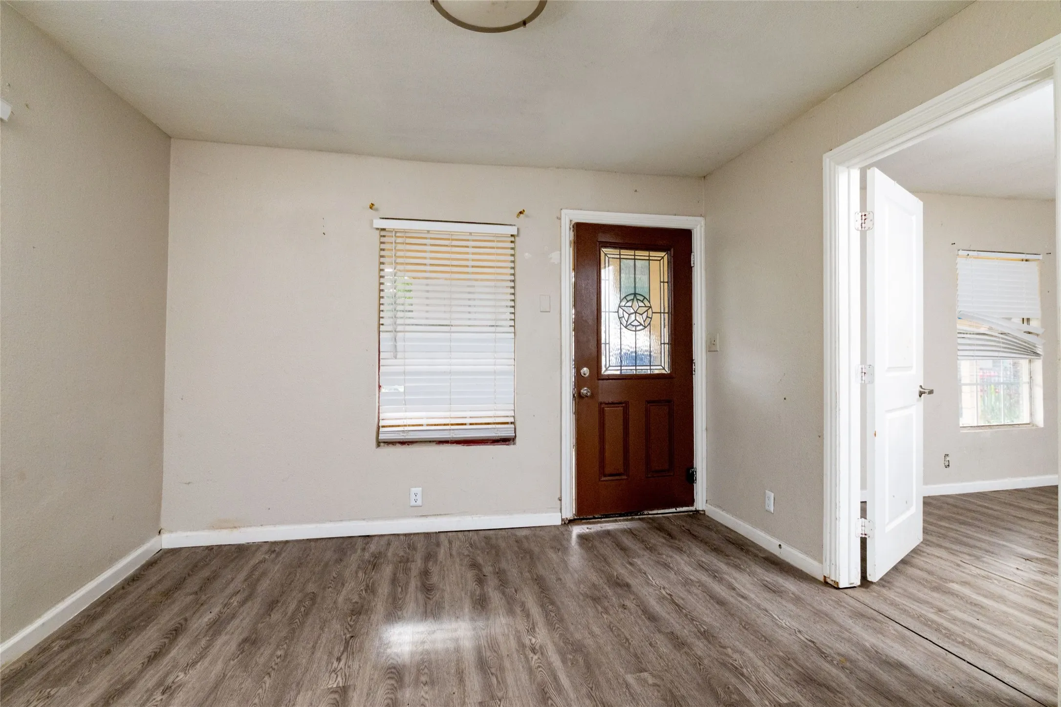 Single Family Residence For Sale in Dallas County , 3219 N Winnetka Avenue, Dallas, Texas 75212, 3 Bedroom, 2 Bathroom, Garage spaces, 1,245 Sqft, built in 1941, mls#21299376, Real Estate Agent in Dallas, Homes For Sale in Dallas county, Homes For Sale in Dallas, Realtor in Dallas Texas, Real Estate Brokerage Independent Realty Texas, Luminita Cordes Realtor