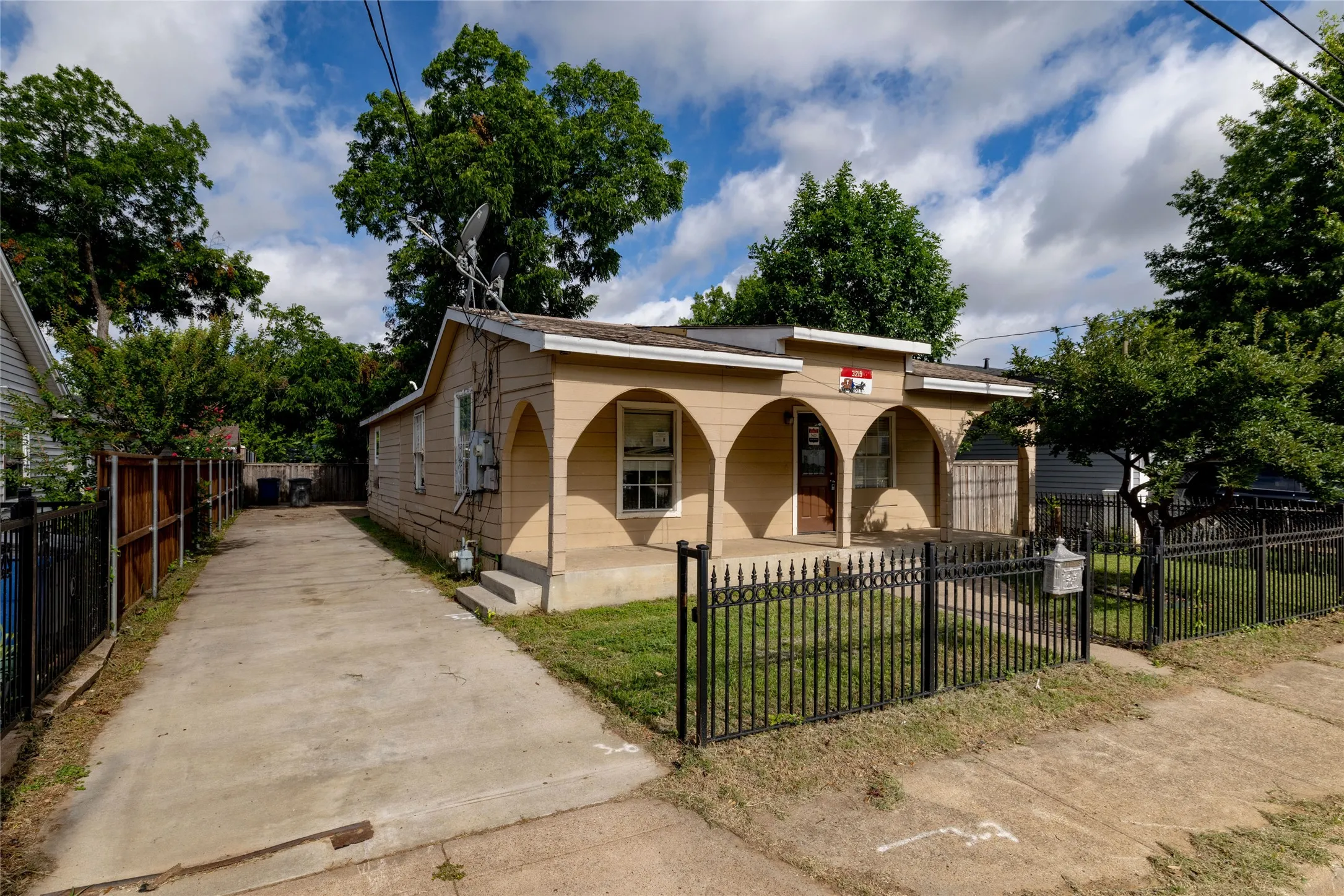Single Family Residence For Sale in Dallas County , 3219 N Winnetka Avenue, Dallas, Texas 75212, 3 Bedroom, 2 Bathroom, Garage spaces, 1,245 Sqft, built in 1941, mls#21299376, Real Estate Agent in Dallas, Homes For Sale in Dallas county, Homes For Sale in Dallas, Realtor in Dallas Texas, Real Estate Brokerage Independent Realty Texas, Luminita Cordes Realtor