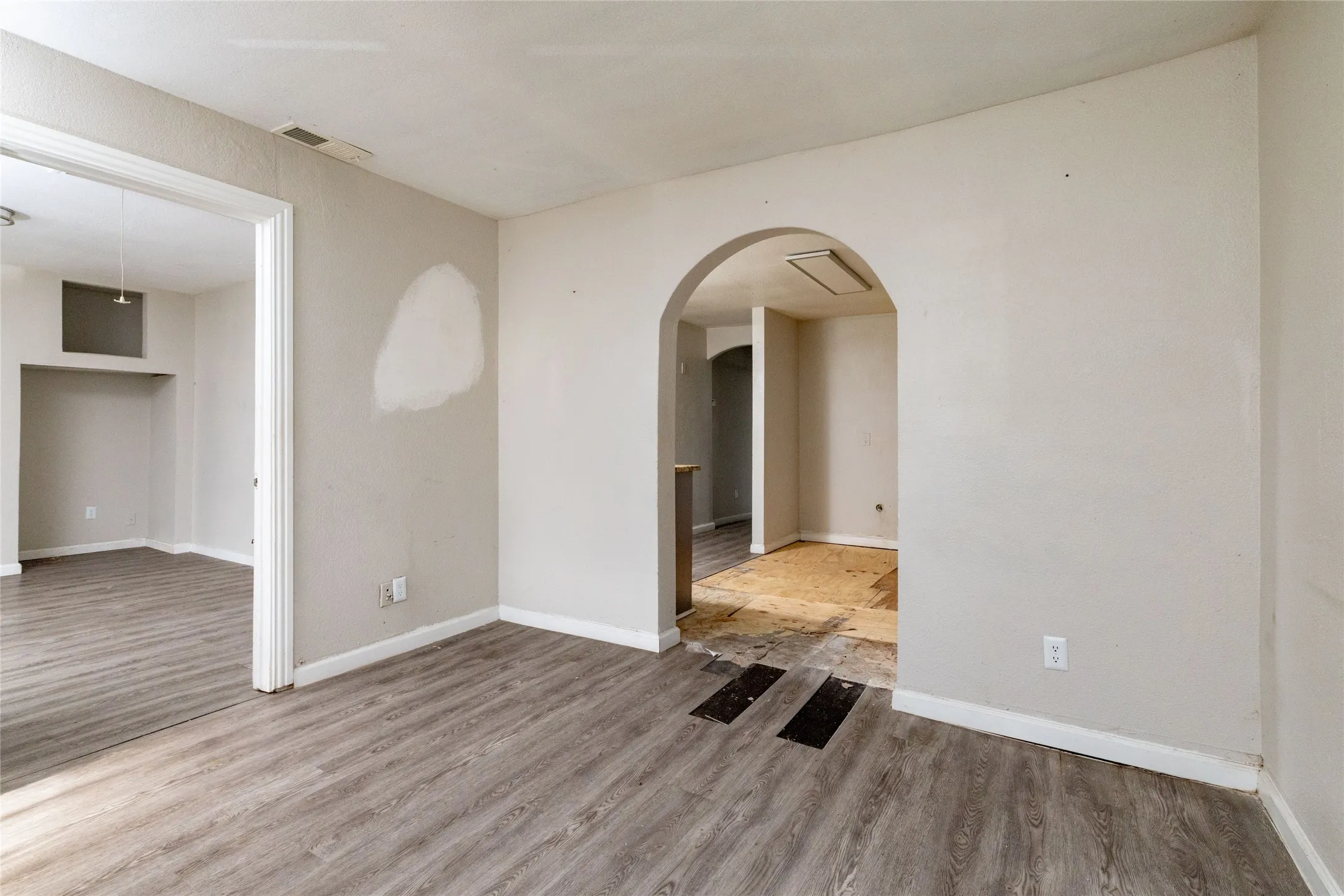 Single Family Residence For Sale in Dallas County , 3219 N Winnetka Avenue, Dallas, Texas 75212, 3 Bedroom, 2 Bathroom, Garage spaces, 1,245 Sqft, built in 1941, mls#21299376, Real Estate Agent in Dallas, Homes For Sale in Dallas county, Homes For Sale in Dallas, Realtor in Dallas Texas, Real Estate Brokerage Independent Realty Texas, Luminita Cordes Realtor