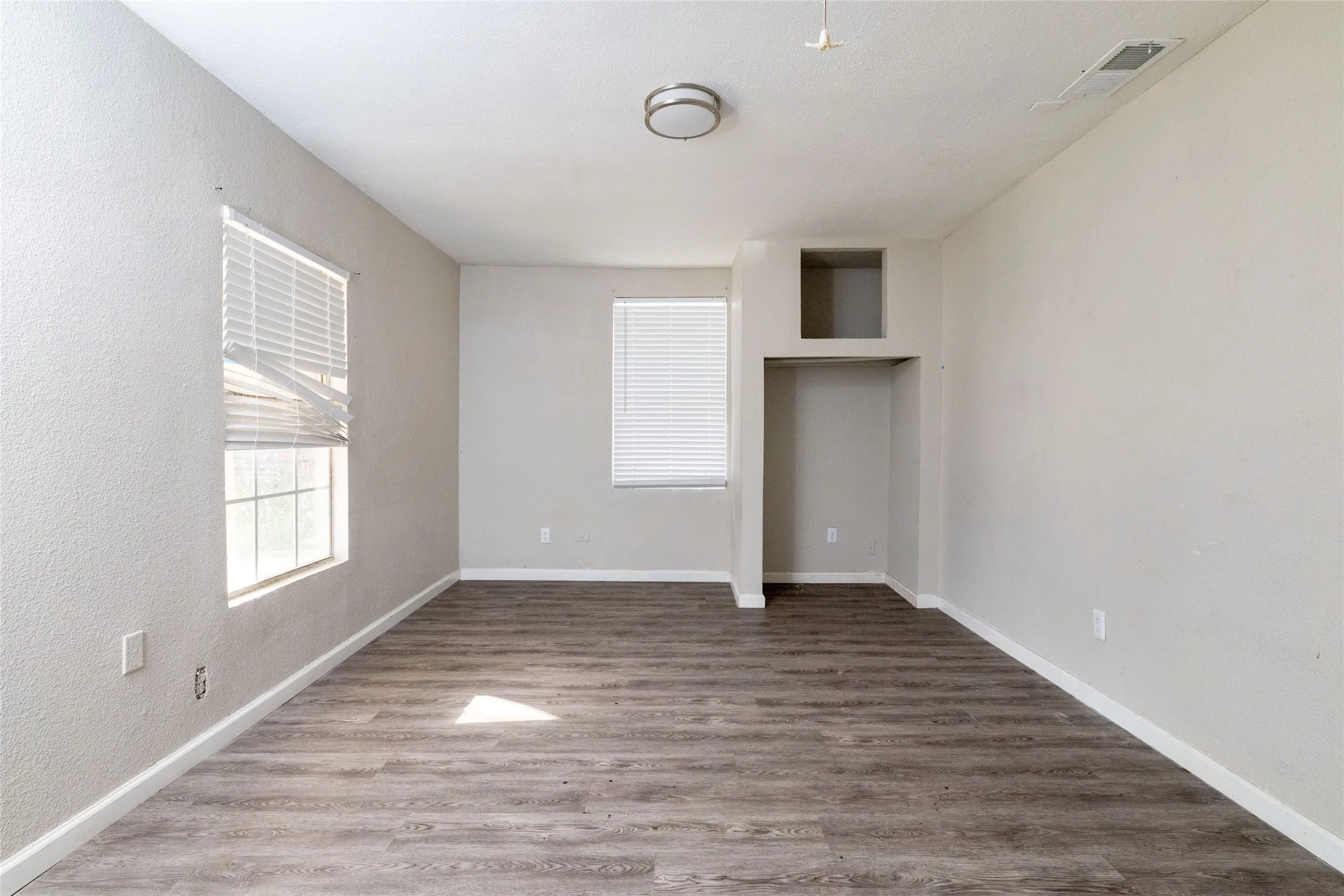 Single Family Residence For Sale in Dallas County , 3219 N Winnetka Avenue, Dallas, Texas 75212, 3 Bedroom, 2 Bathroom, Garage spaces, 1,245 Sqft, built in 1941, mls#21299376, Real Estate Agent in Dallas, Homes For Sale in Dallas county, Homes For Sale in Dallas, Realtor in Dallas Texas, Real Estate Brokerage Independent Realty Texas, Luminita Cordes Realtor