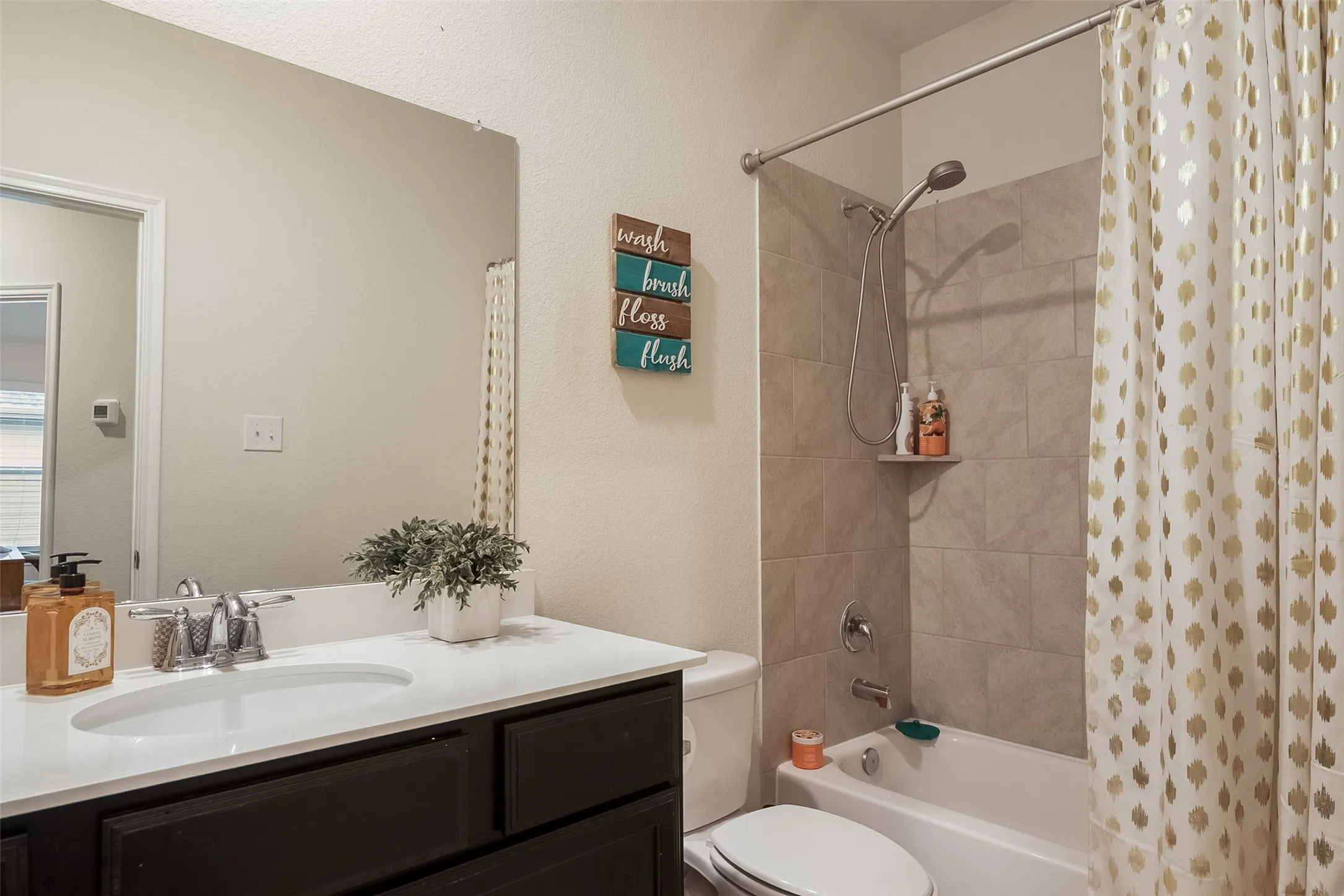 Single Family Residence For Sale in Grayson County , 1733 Beasley Street, Van Alstyne, Texas 75495, 4 Bedroom, 3 Bathroom, 2 Garage spaces, 2,983 Sqft, built in 2018, mls#21301978, Real Estate Agent in Van Alstyne, Homes For Sale in Grayson county, Homes For Sale in Van Alstyne, Realtor in Van Alstyne Texas, Real Estate Brokerage Independent Realty Texas, Luminita Cordes Realtor