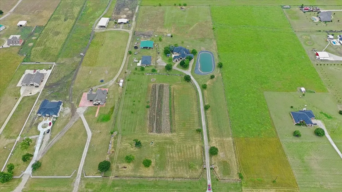 Single Family Residence For Sale in Ellis County , 3795 Fm 66, Waxahachie, Texas 75167, 5 Bedroom, 5 Bathroom, 2 Garage spaces, 4,123 Sqft, built in 2005, mls#21290485, Real Estate Agent in Waxahachie, Homes For Sale in Ellis county, Homes For Sale in Waxahachie, Realtor in Waxahachie Texas, Real Estate Brokerage Independent Realty Texas, Luminita Cordes Realtor
