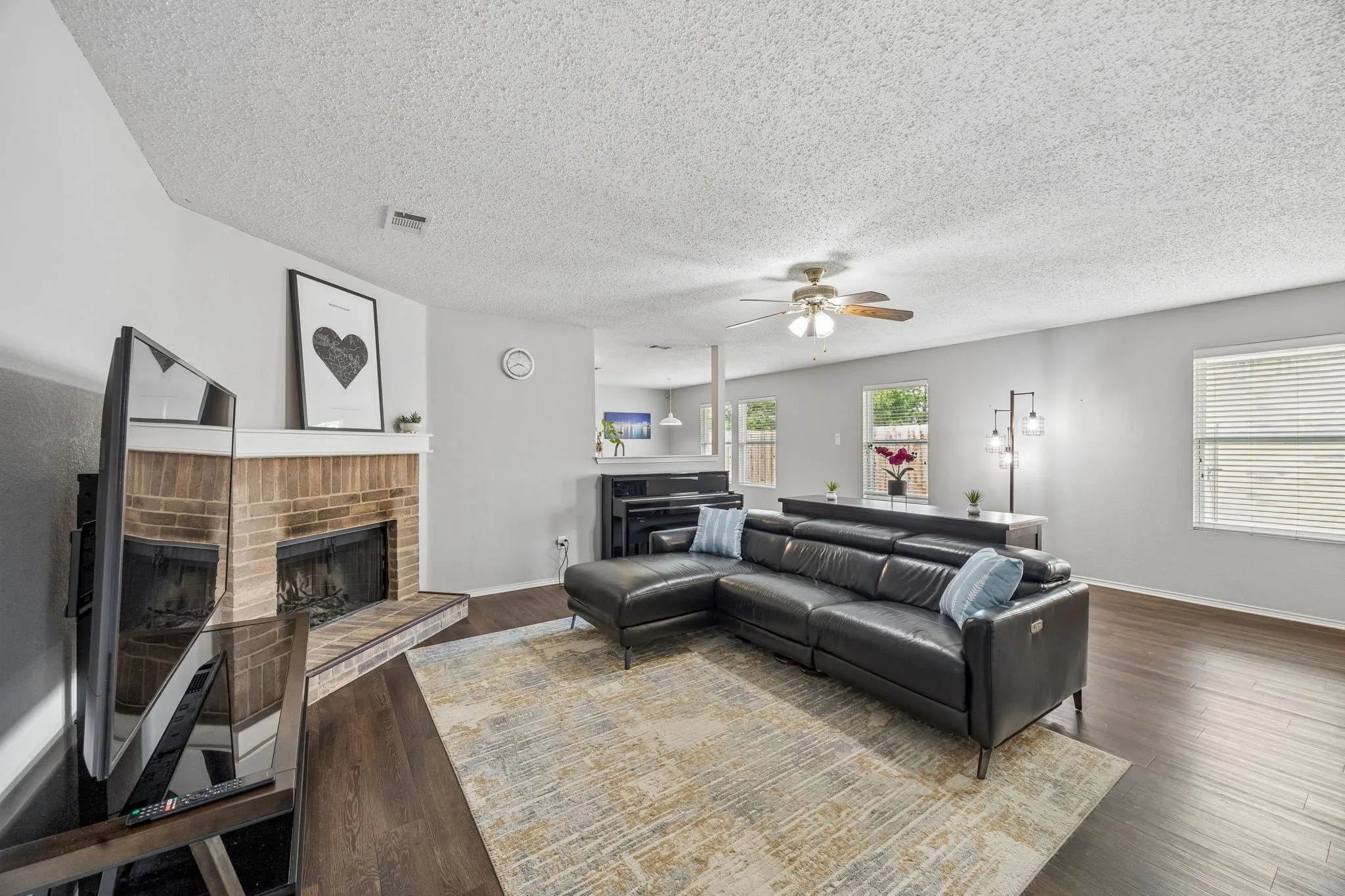 Single Family Residence For Sale in Tarrant County , 5441 Camarillo Drive, Fort Worth, Texas 76244, 3 Bedroom, 2 Bathroom, 2 Garage spaces, 1,519 Sqft, built in 2002, mls#21300354, Real Estate Agent in Fort Worth, Homes For Sale in Tarrant county, Homes For Sale in Fort Worth, Realtor in Fort Worth Texas, Real Estate Brokerage Independent Realty Texas, Luminita Cordes Realtor