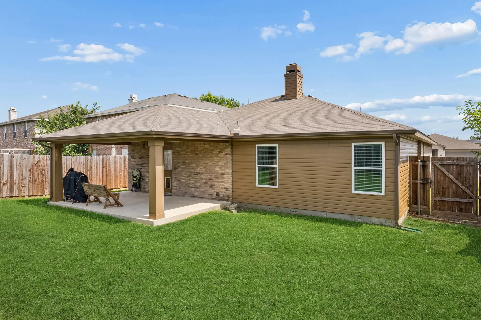 Single Family Residence For Sale in Tarrant County , 5441 Camarillo Drive, Fort Worth, Texas 76244, 3 Bedroom, 2 Bathroom, 2 Garage spaces, 1,519 Sqft, built in 2002, mls#21300354, Real Estate Agent in Fort Worth, Homes For Sale in Tarrant county, Homes For Sale in Fort Worth, Realtor in Fort Worth Texas, Real Estate Brokerage Independent Realty Texas, Luminita Cordes Realtor
