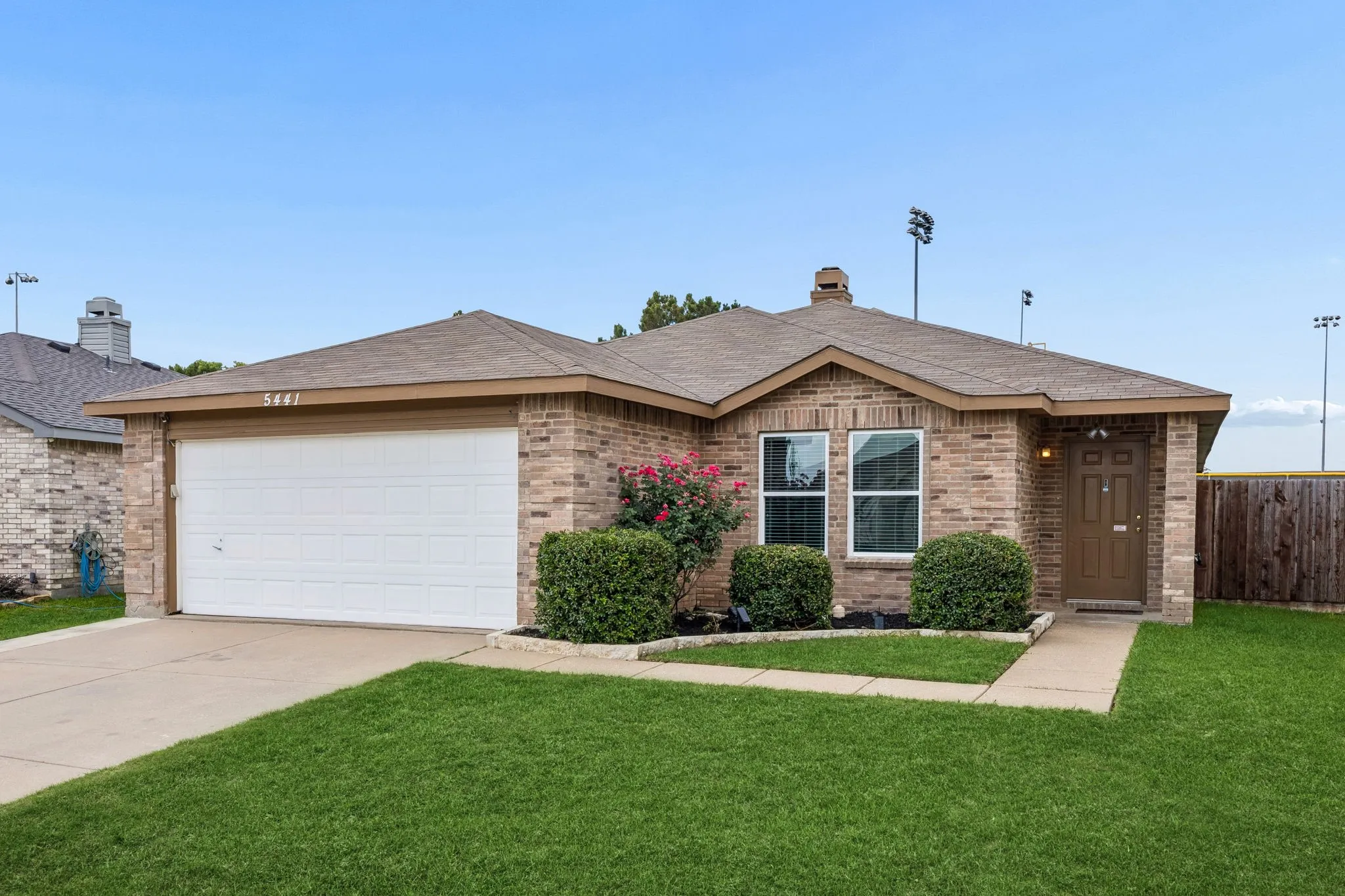 Single Family Residence For Sale in Tarrant County , 5441 Camarillo Drive, Fort Worth, Texas 76244, 3 Bedroom, 2 Bathroom, 2 Garage spaces, 1,519 Sqft, built in 2002, mls#21300354, Real Estate Agent in Fort Worth, Homes For Sale in Tarrant county, Homes For Sale in Fort Worth, Realtor in Fort Worth Texas, Real Estate Brokerage Independent Realty Texas, Luminita Cordes Realtor