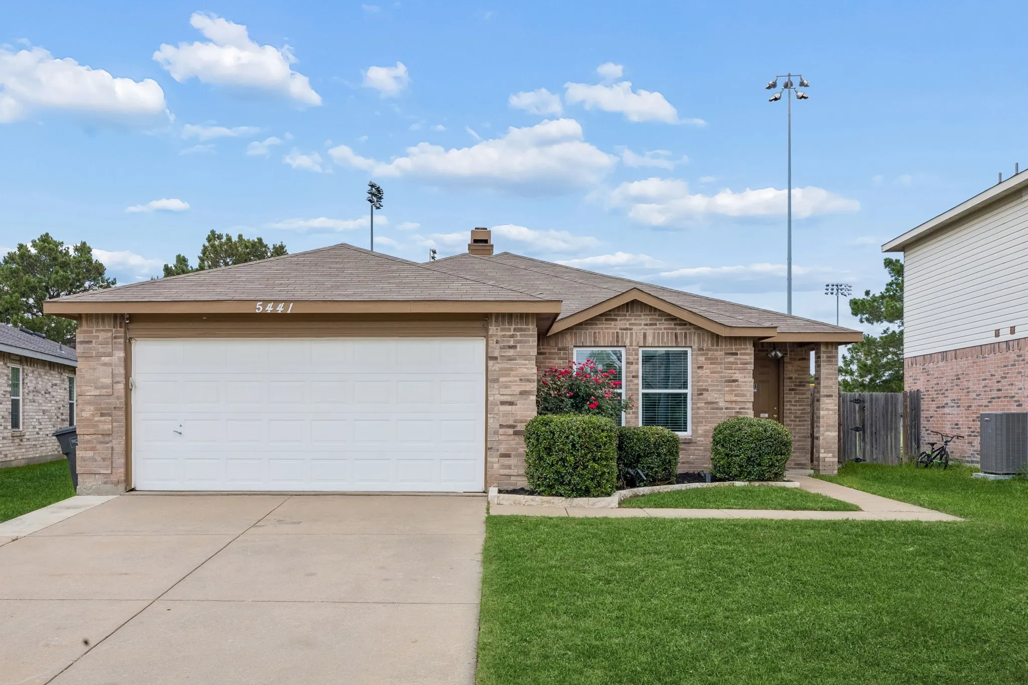 Single Family Residence For Sale in Tarrant County , 5441 Camarillo Drive, Fort Worth, Texas 76244, 3 Bedroom, 2 Bathroom, 2 Garage spaces, 1,519 Sqft, built in 2002, mls#21300354, Real Estate Agent in Fort Worth, Homes For Sale in Tarrant county, Homes For Sale in Fort Worth, Realtor in Fort Worth Texas, Real Estate Brokerage Independent Realty Texas, Luminita Cordes Realtor