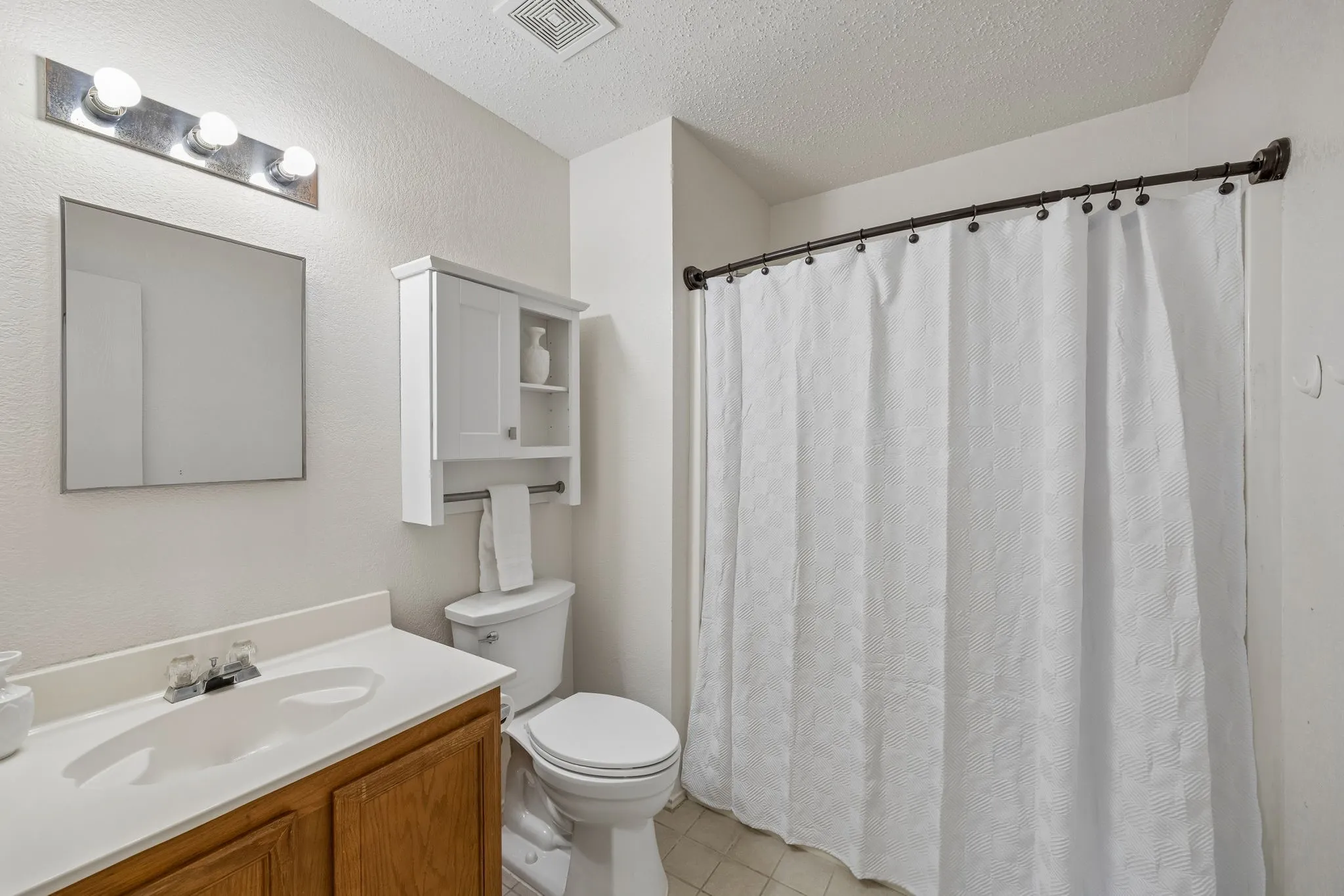 Single Family Residence For Sale in Tarrant County , 5441 Camarillo Drive, Fort Worth, Texas 76244, 3 Bedroom, 2 Bathroom, 2 Garage spaces, 1,519 Sqft, built in 2002, mls#21300354, Real Estate Agent in Fort Worth, Homes For Sale in Tarrant county, Homes For Sale in Fort Worth, Realtor in Fort Worth Texas, Real Estate Brokerage Independent Realty Texas, Luminita Cordes Realtor