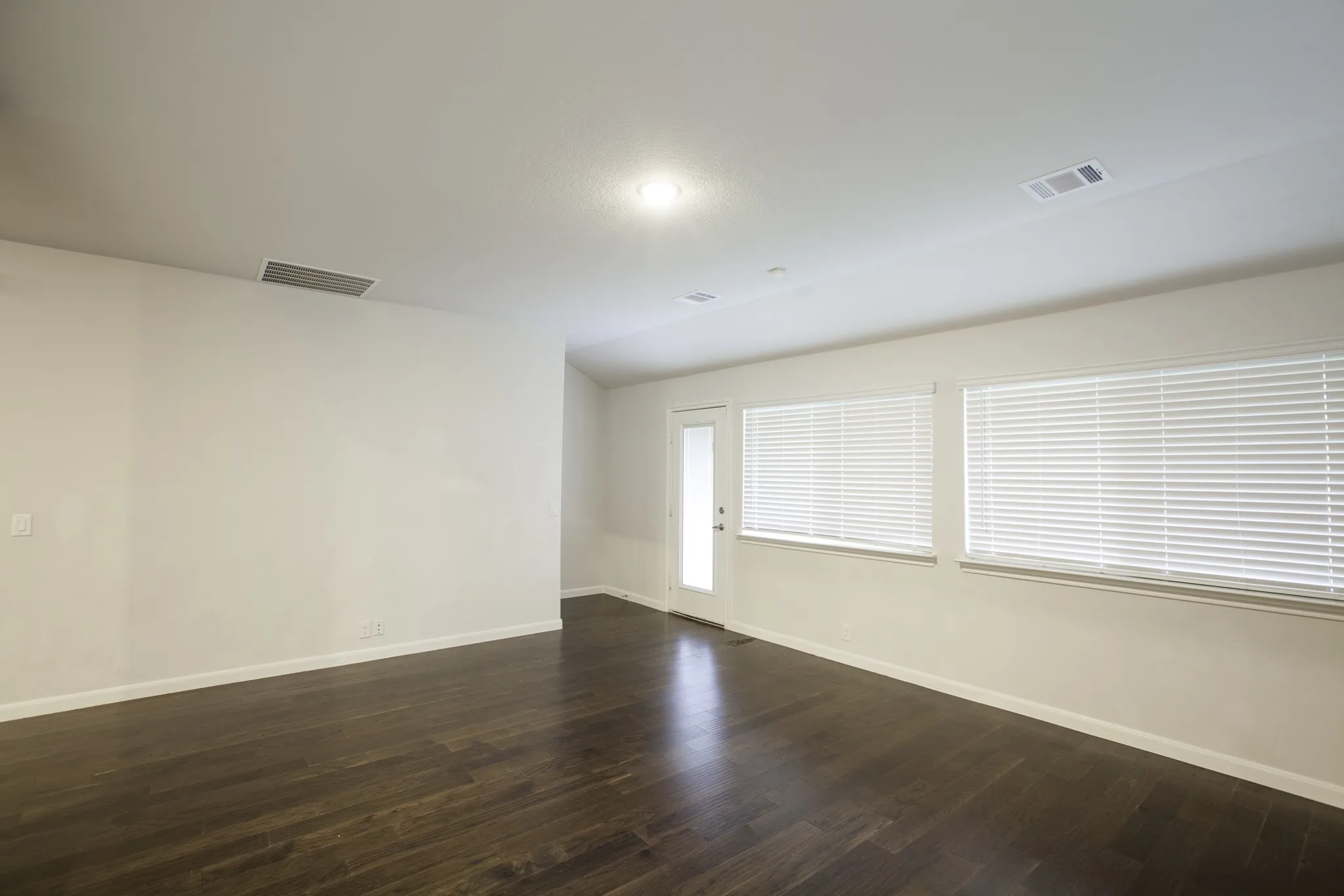 Single Family Residence For Rent in Kaufman County , 3811 Thomas Plains Drive, Forney, Texas 75126, 4 Bedroom, 3 Bathroom, 2 Garage spaces, 2,728 Sqft, built in 2022, mls#21302275, Real Estate Agent in Forney, Homes For Rent in Kaufman county, Homes For Rent in Forney, Realtor in Forney Texas, Real Estate Brokerage Independent Realty Texas, Luminita Cordes Realtor