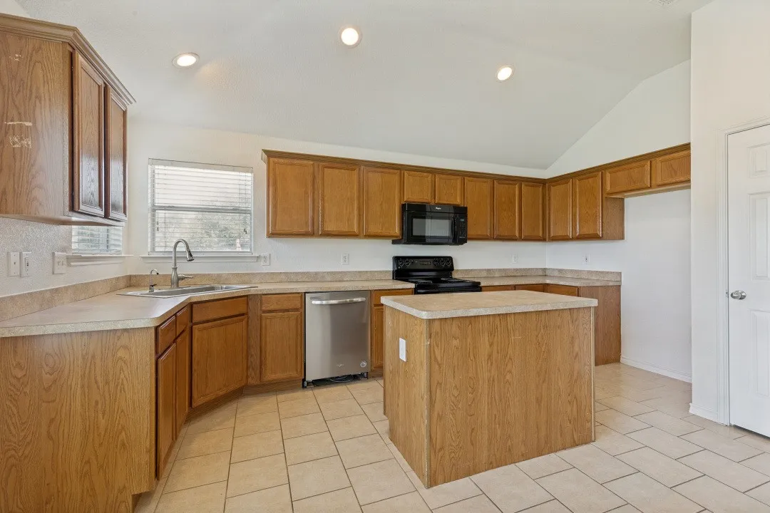 Single Family Residence For Rent in Tarrant County , 900 San Felipe Trail, Fort Worth, Texas 76052, 3 Bedroom, 2 Bathroom, 2 Garage spaces, 1,470 Sqft, built in 2006, mls#21300589, Real Estate Agent in Fort Worth, Homes For Rent in Tarrant county, Homes For Rent in Fort Worth, Realtor in Fort Worth Texas, Real Estate Brokerage Independent Realty Texas, Luminita Cordes Realtor