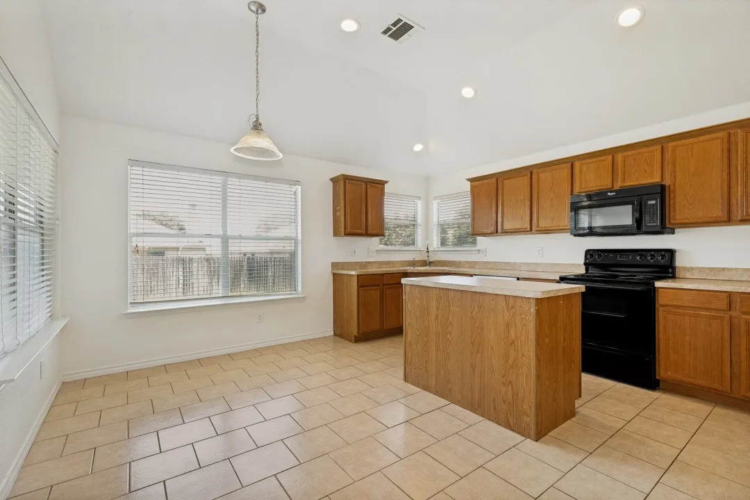 Single Family Residence For Rent in Tarrant County , 900 San Felipe Trail, Fort Worth, Texas 76052, 3 Bedroom, 2 Bathroom, 2 Garage spaces, 1,470 Sqft, built in 2006, mls#21300589, Real Estate Agent in Fort Worth, Homes For Rent in Tarrant county, Homes For Rent in Fort Worth, Realtor in Fort Worth Texas, Real Estate Brokerage Independent Realty Texas, Luminita Cordes Realtor