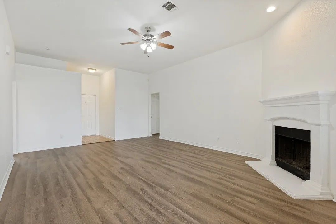 Single Family Residence For Rent in Tarrant County , 900 San Felipe Trail, Fort Worth, Texas 76052, 3 Bedroom, 2 Bathroom, 2 Garage spaces, 1,470 Sqft, built in 2006, mls#21300589, Real Estate Agent in Fort Worth, Homes For Rent in Tarrant county, Homes For Rent in Fort Worth, Realtor in Fort Worth Texas, Real Estate Brokerage Independent Realty Texas, Luminita Cordes Realtor