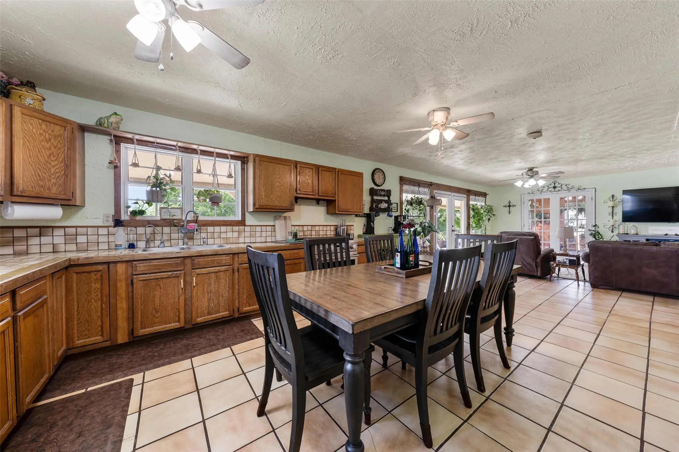 Single Family Residence For Sale in Mc Lennan County , 2059 Southwinds Drive, Lorena, Texas 76655, 6 Bedroom, 3 Bathroom, Garage spaces, 3,000 Sqft, built in 1984, mls#21302286, Real Estate Agent in Lorena, Homes For Sale in Mc Lennan county, Homes For Sale in Lorena, Realtor in Lorena Texas, Real Estate Brokerage Independent Realty Texas, Luminita Cordes Realtor