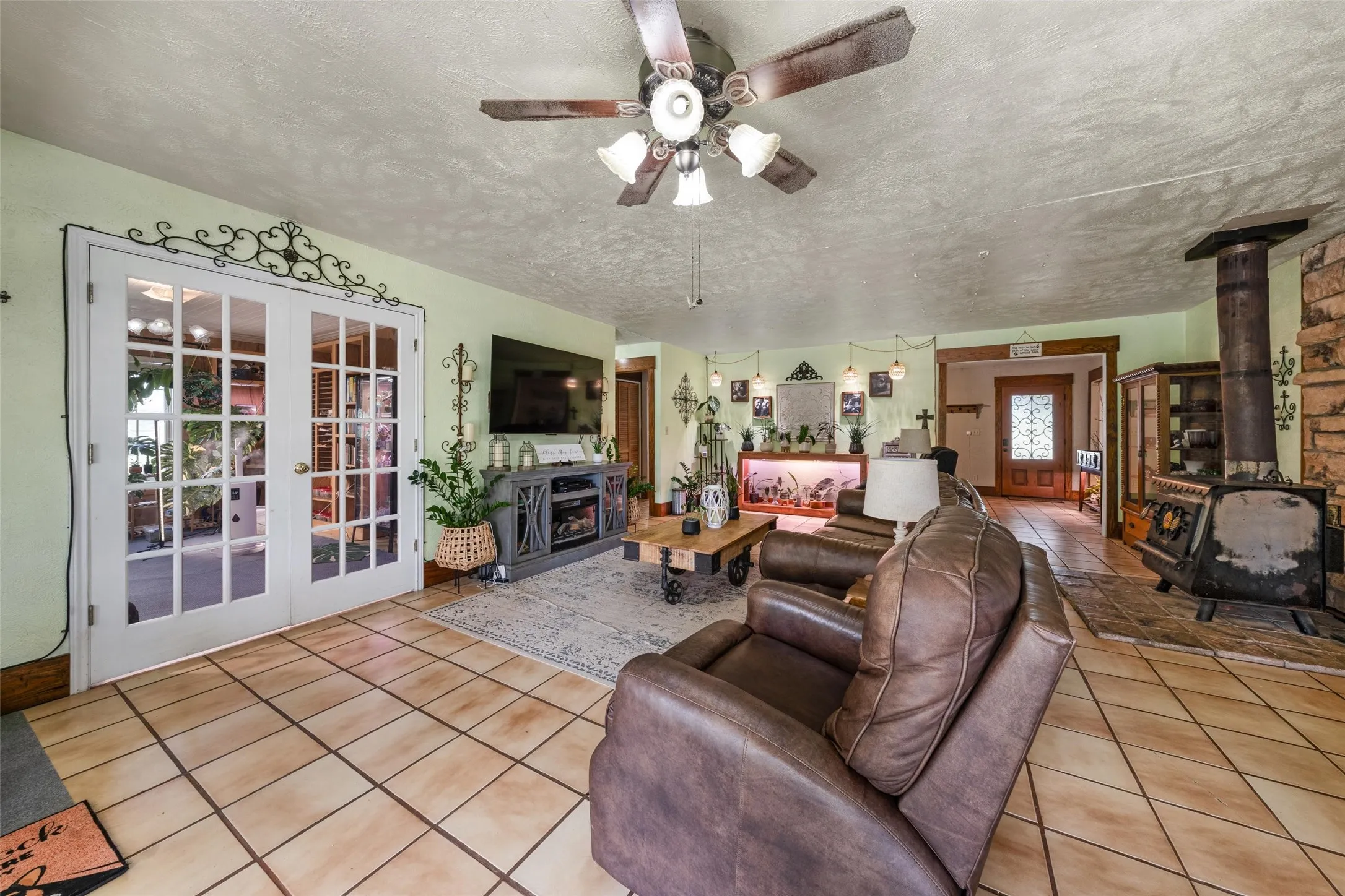 Single Family Residence For Sale in Mc Lennan County , 2059 Southwinds Drive, Lorena, Texas 76655, 6 Bedroom, 3 Bathroom, Garage spaces, 3,000 Sqft, built in 1984, mls#21302286, Real Estate Agent in Lorena, Homes For Sale in Mc Lennan county, Homes For Sale in Lorena, Realtor in Lorena Texas, Real Estate Brokerage Independent Realty Texas, Luminita Cordes Realtor