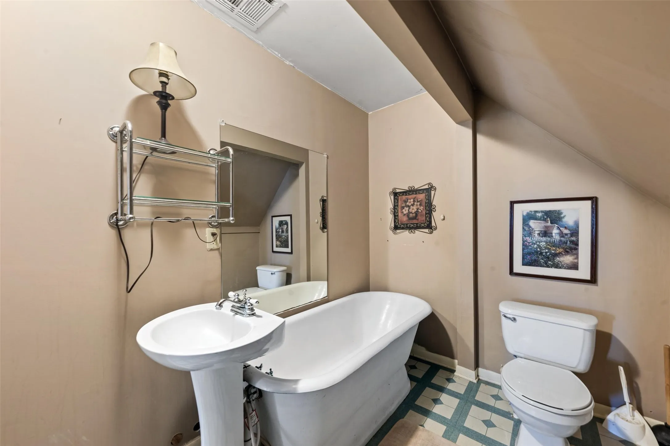 Single Family Residence For Sale in Mc Lennan County , 2059 Southwinds Drive, Lorena, Texas 76655, 6 Bedroom, 3 Bathroom, Garage spaces, 3,000 Sqft, built in 1984, mls#21302286, Real Estate Agent in Lorena, Homes For Sale in Mc Lennan county, Homes For Sale in Lorena, Realtor in Lorena Texas, Real Estate Brokerage Independent Realty Texas, Luminita Cordes Realtor