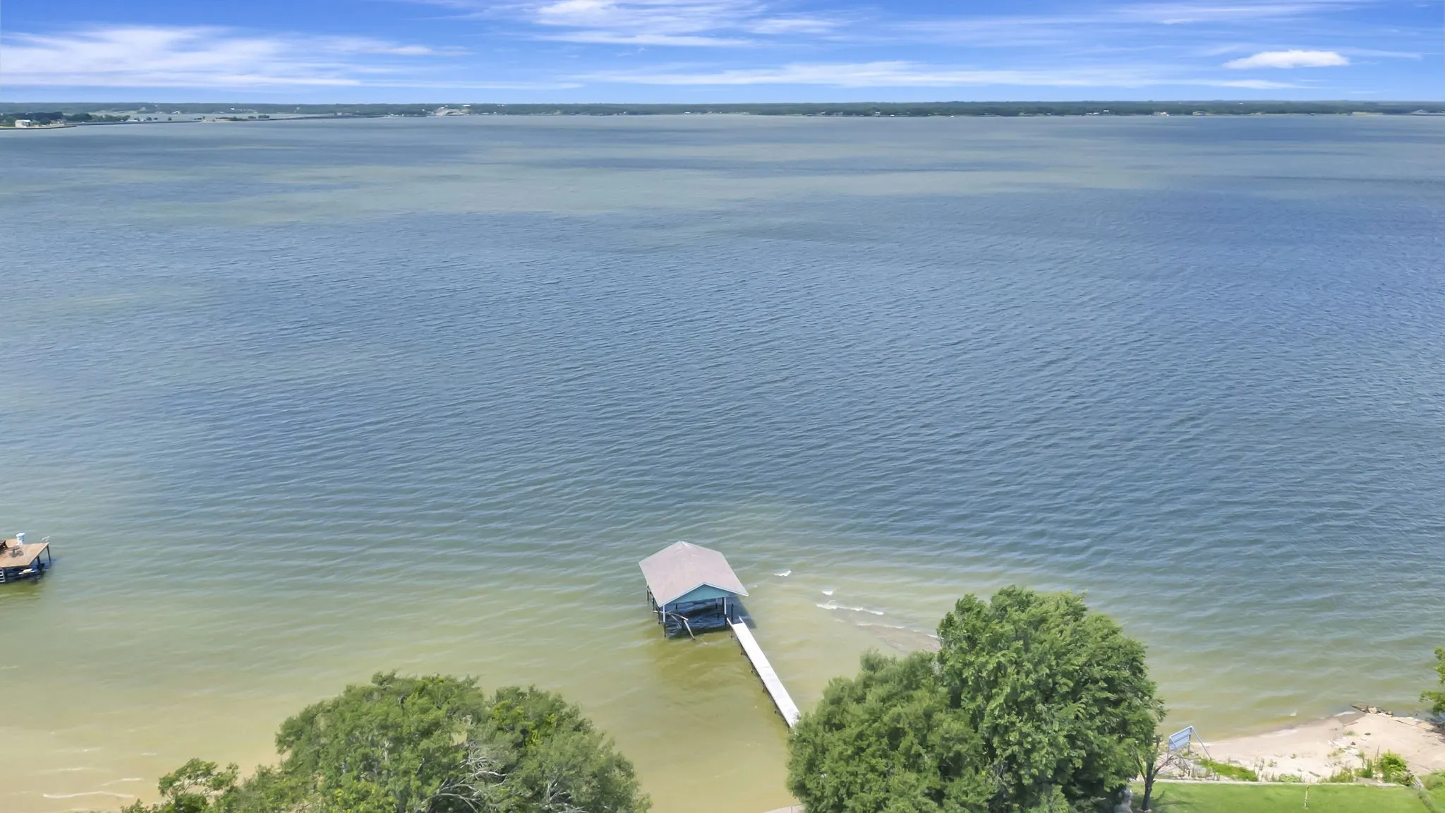 Single Family Residence For Sale in Henderson County , 203 Port Drive, Gun Barrel City, Texas 75156, 5 Bedroom, 3 Bathroom, Garage spaces, 3,034 Sqft, built in 1988, mls#21302081, Real Estate Agent in Gun Barrel City, Homes For Sale in Henderson county, Homes For Sale in Gun Barrel City, Realtor in Gun Barrel City Texas, Real Estate Brokerage Independent Realty Texas, Luminita Cordes Realtor